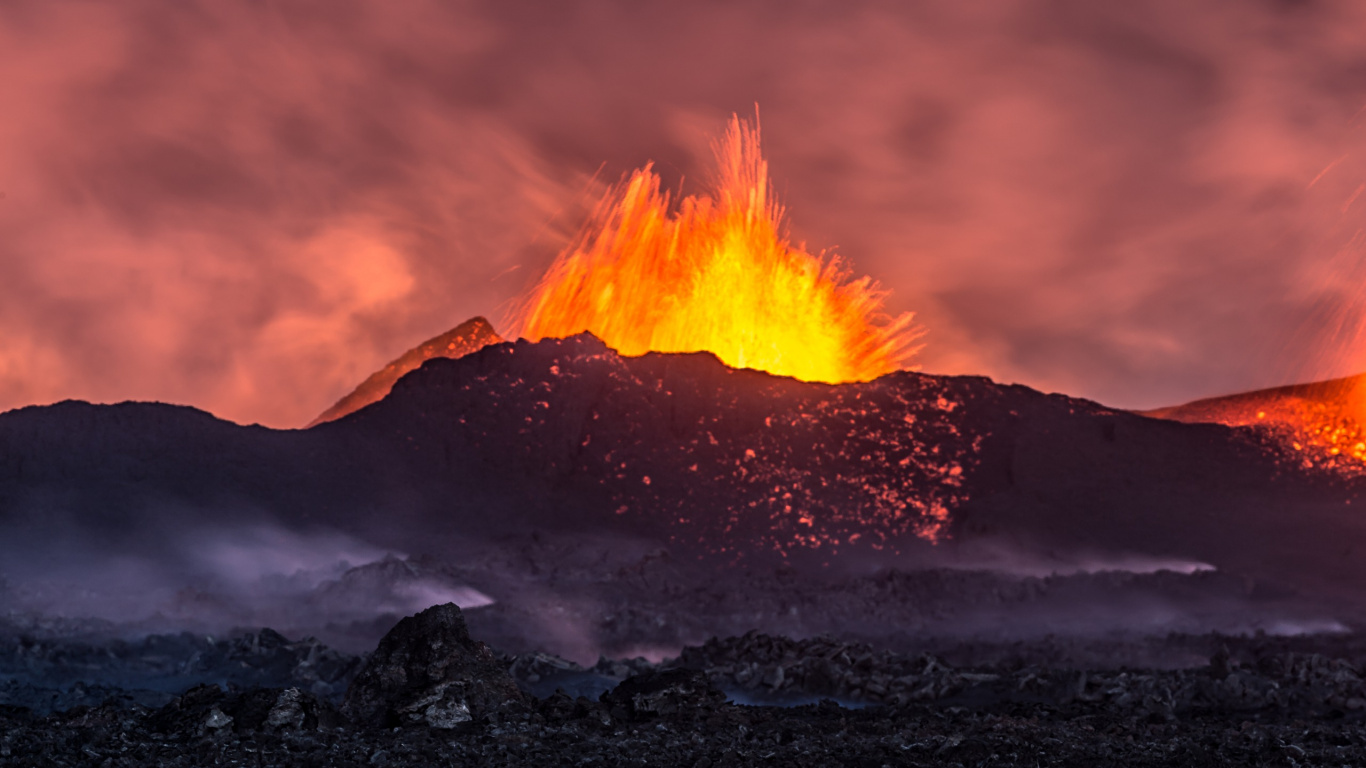 Silhouette Des Berges Unter Bewölktem Himmel Bei Sonnenuntergang. Wallpaper in 1366x768 Resolution