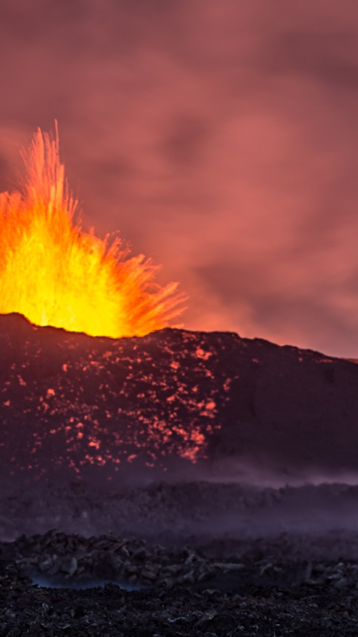 Silhouette Des Berges Unter Bewölktem Himmel Bei Sonnenuntergang. Wallpaper in 720x1280 Resolution