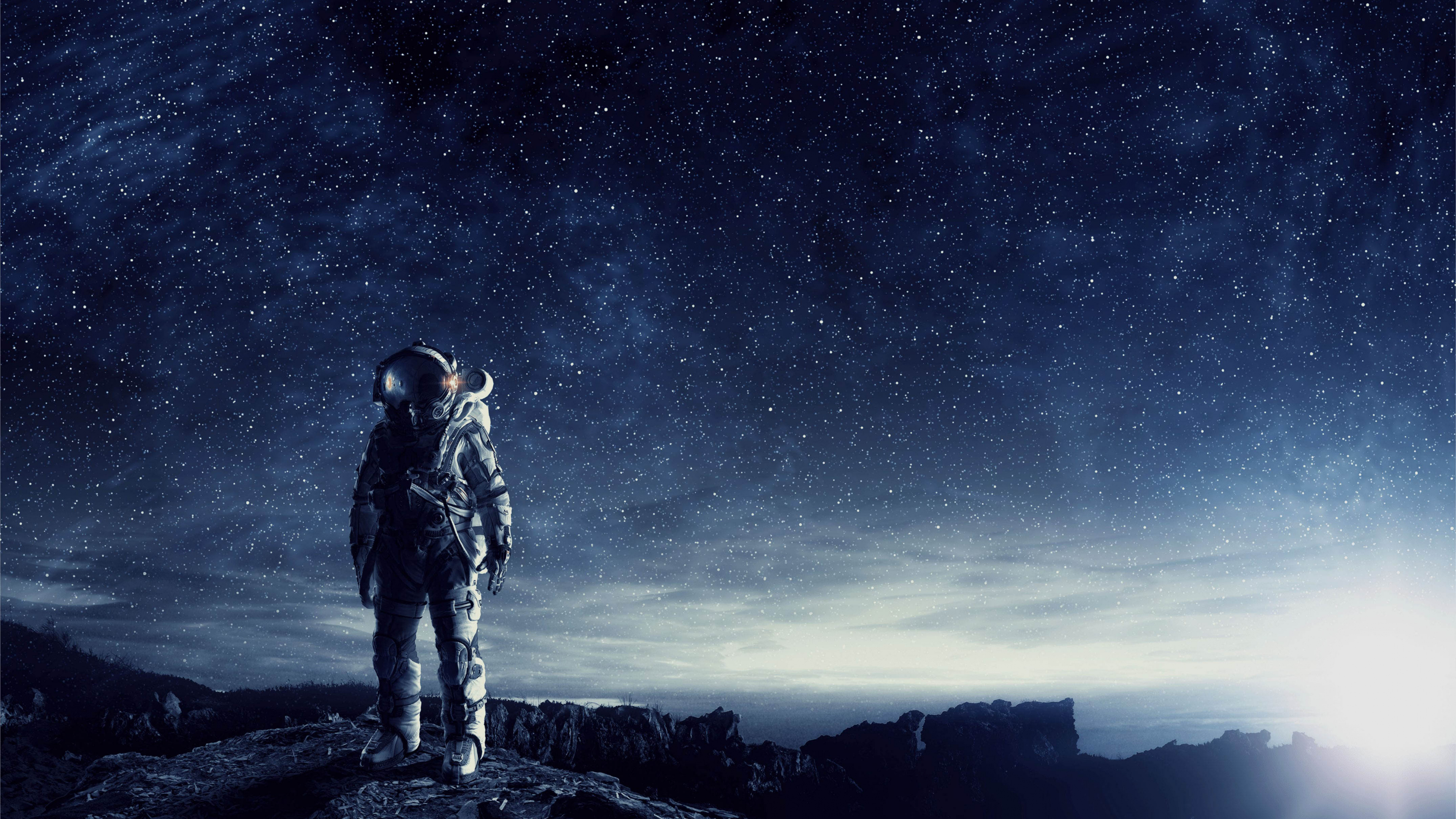 Hombre de Chaqueta Negra de Pie Sobre Una Roca Bajo la Noche Estrellada. Wallpaper in 3840x2160 Resolution