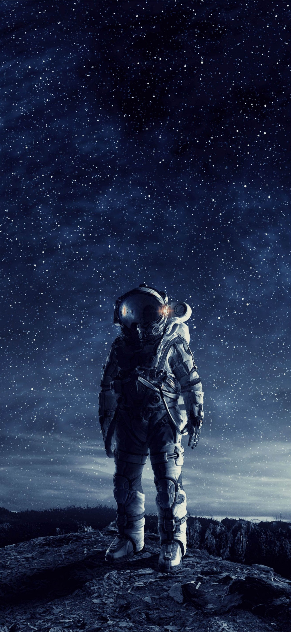 Mann in Schwarzer Jacke Steht Auf Felsen Unter Sternennacht. Wallpaper in 1125x2436 Resolution