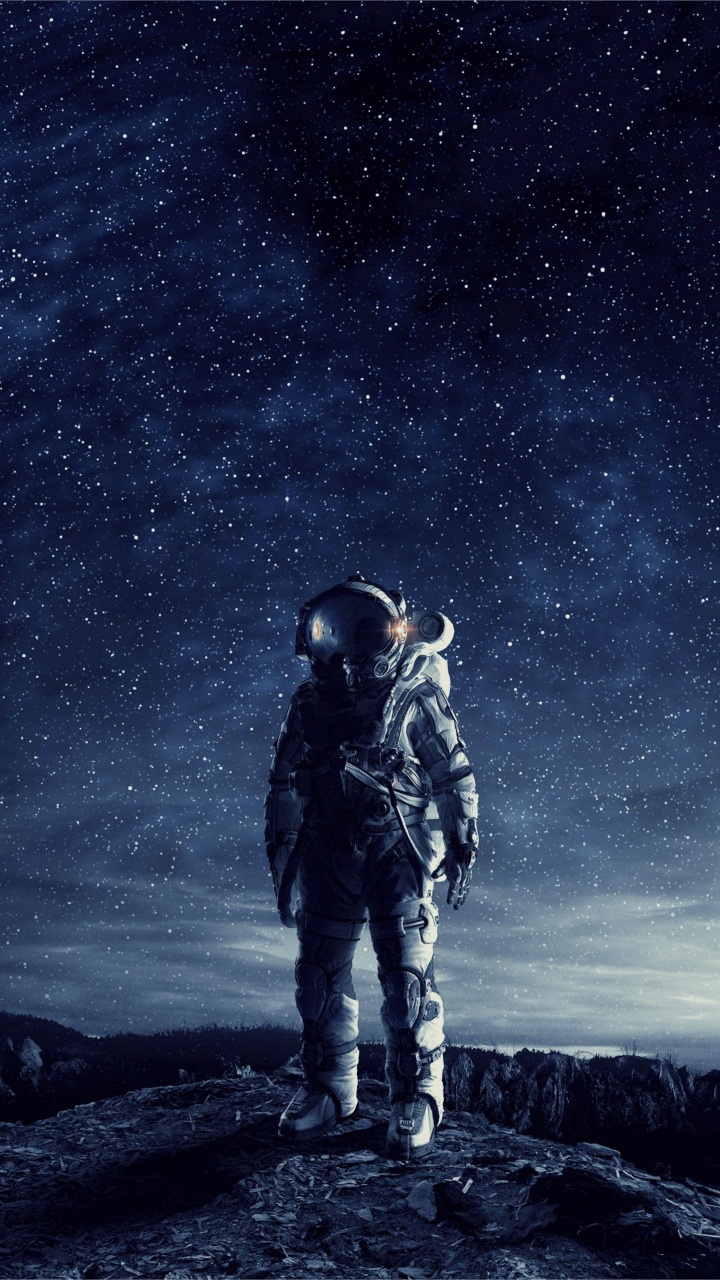 Homme en Veste Noire Debout Sur un Rocher Sous la Nuit Étoilée. Wallpaper in 720x1280 Resolution