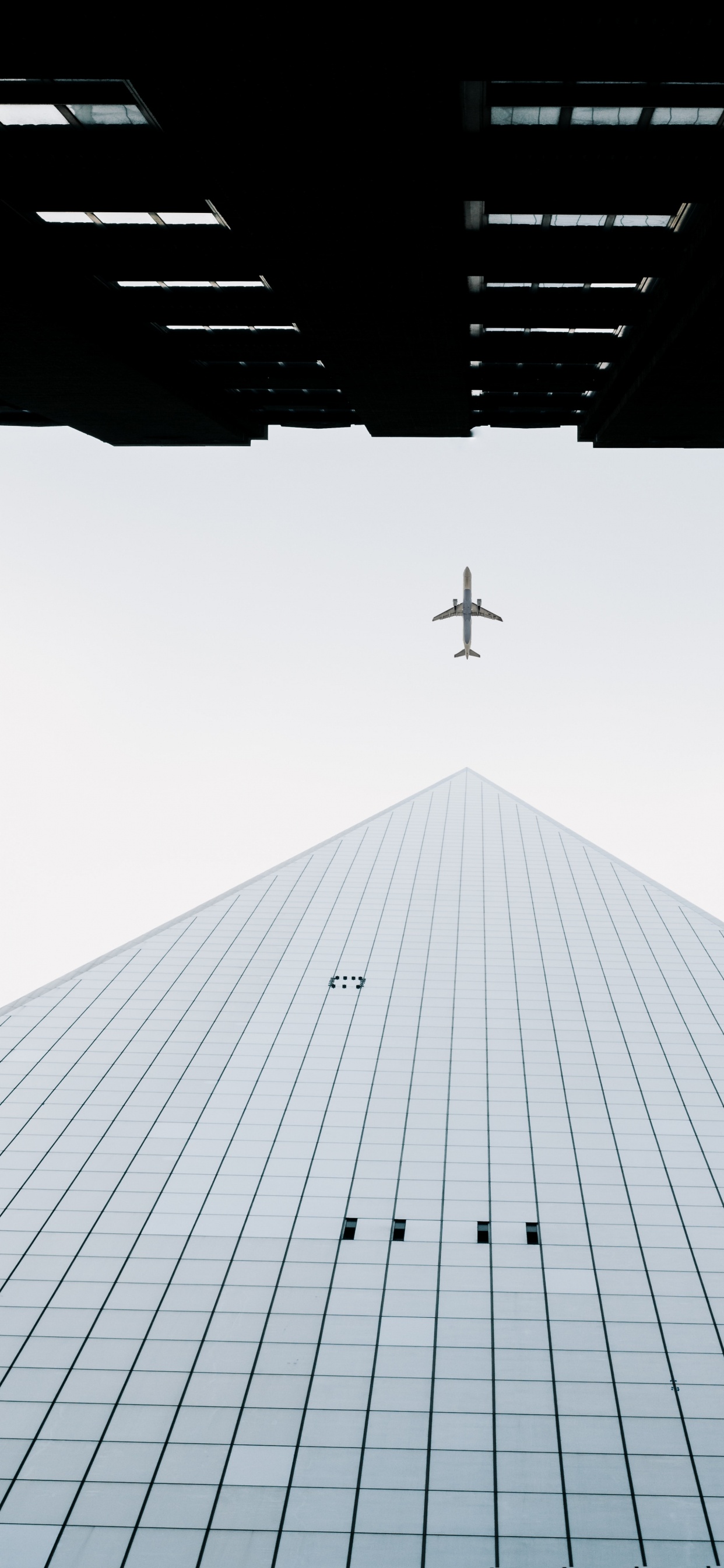 Avion Survolant le Bâtiment. Wallpaper in 1242x2688 Resolution