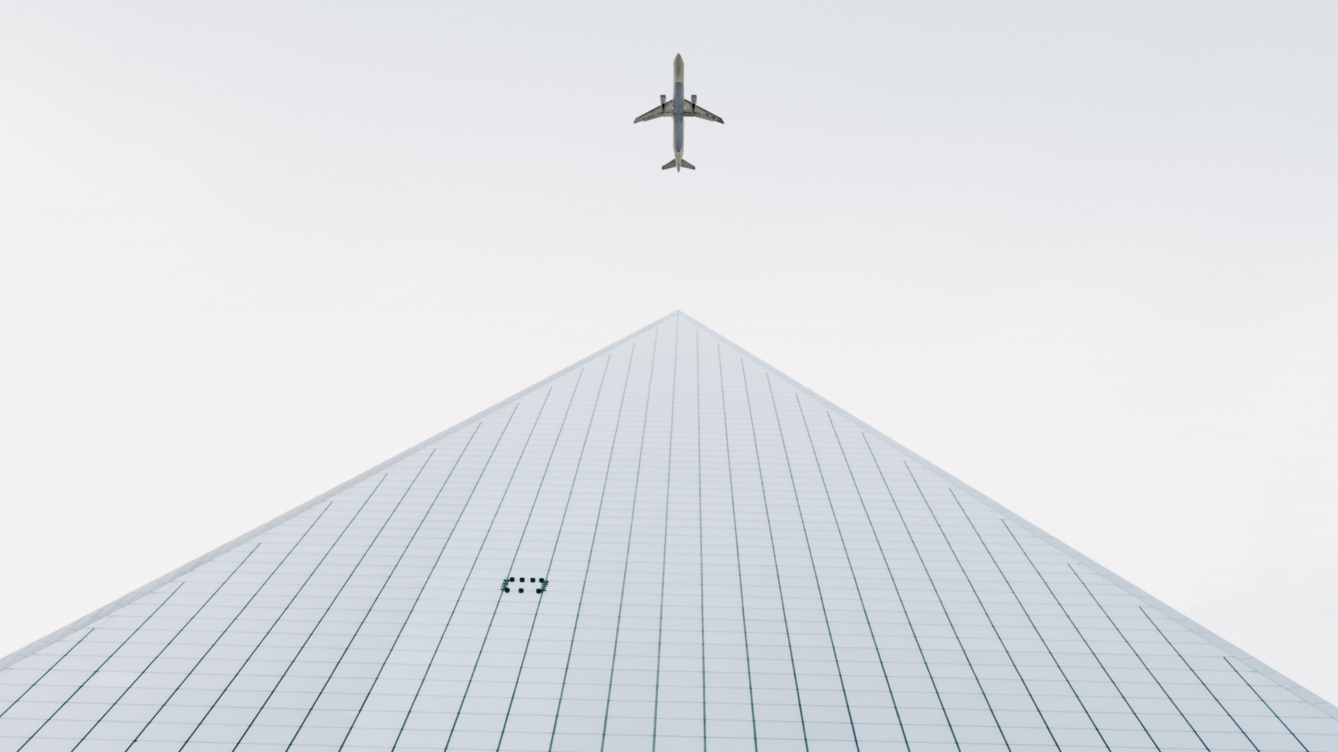 Avion Survolant le Bâtiment. Wallpaper in 1920x1080 Resolution