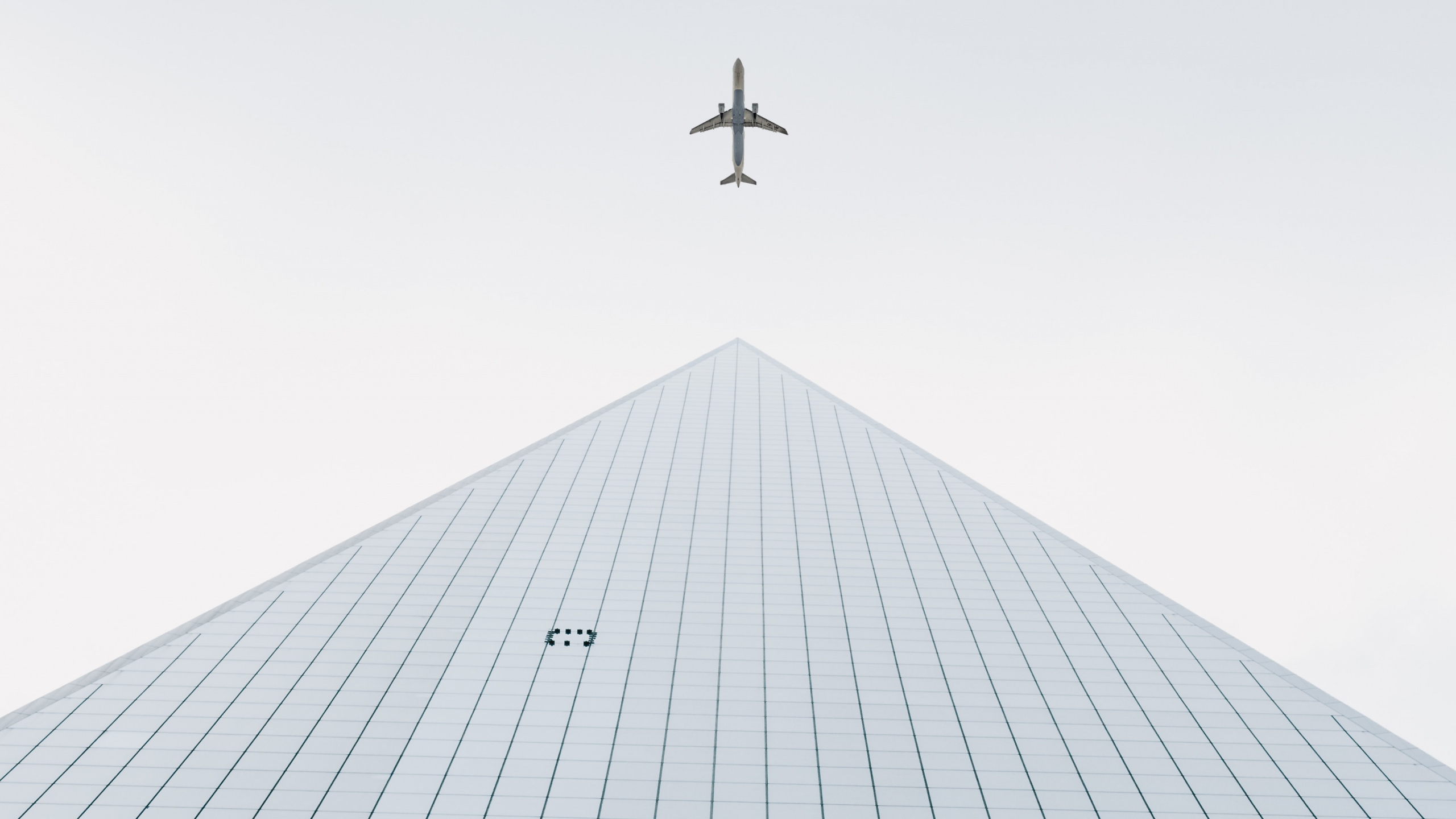 Avión Volando Sobre el Edificio.. Wallpaper in 2560x1440 Resolution