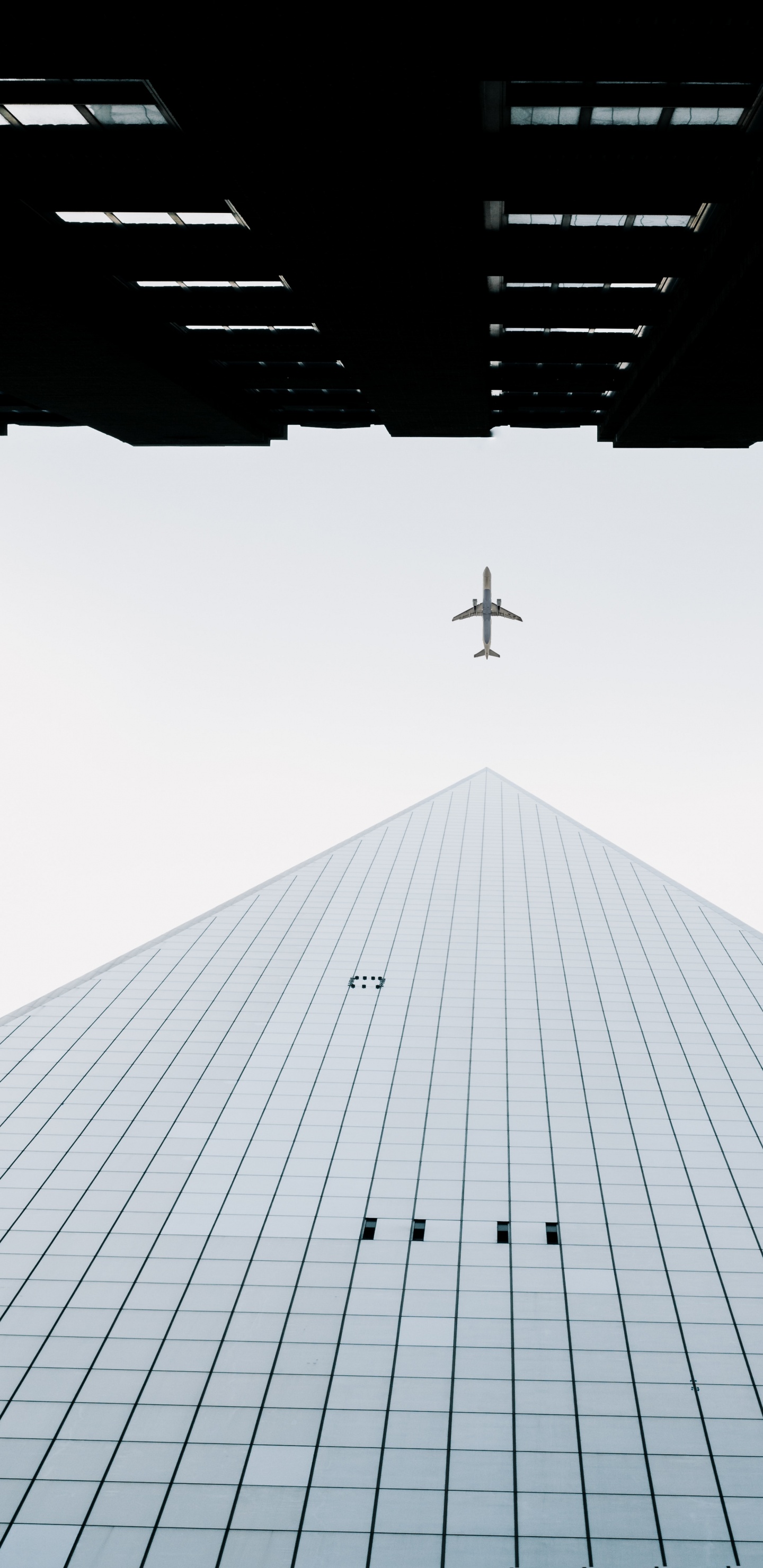 Flugzeug Fliegt Über Das Gebäude. Wallpaper in 1440x2960 Resolution