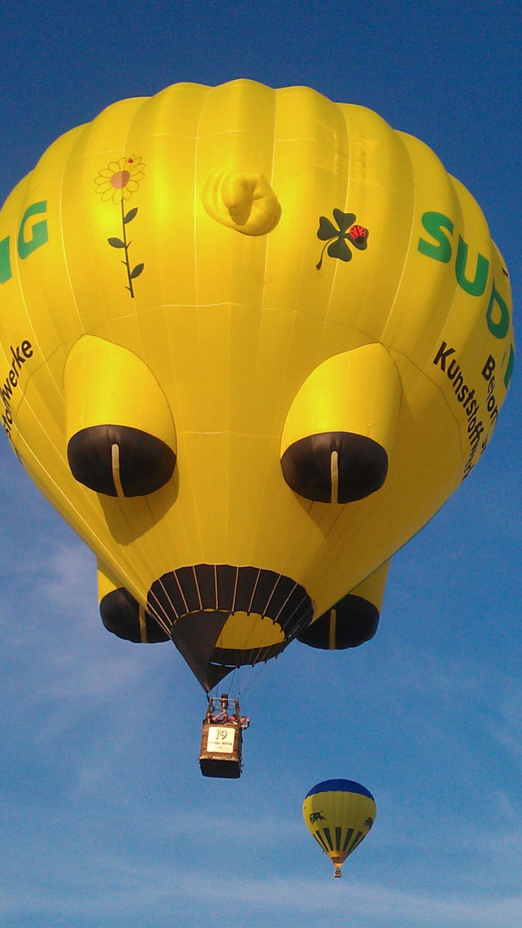 Globo Aerostático Amarillo y Azul. Wallpaper in 750x1334 Resolution
