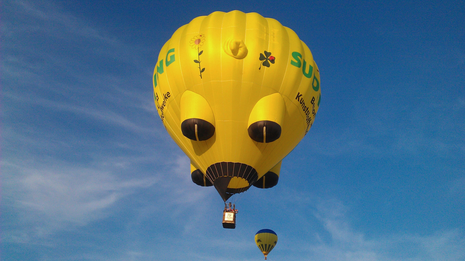 Montgolfière Jaune et Bleue. Wallpaper in 1920x1080 Resolution