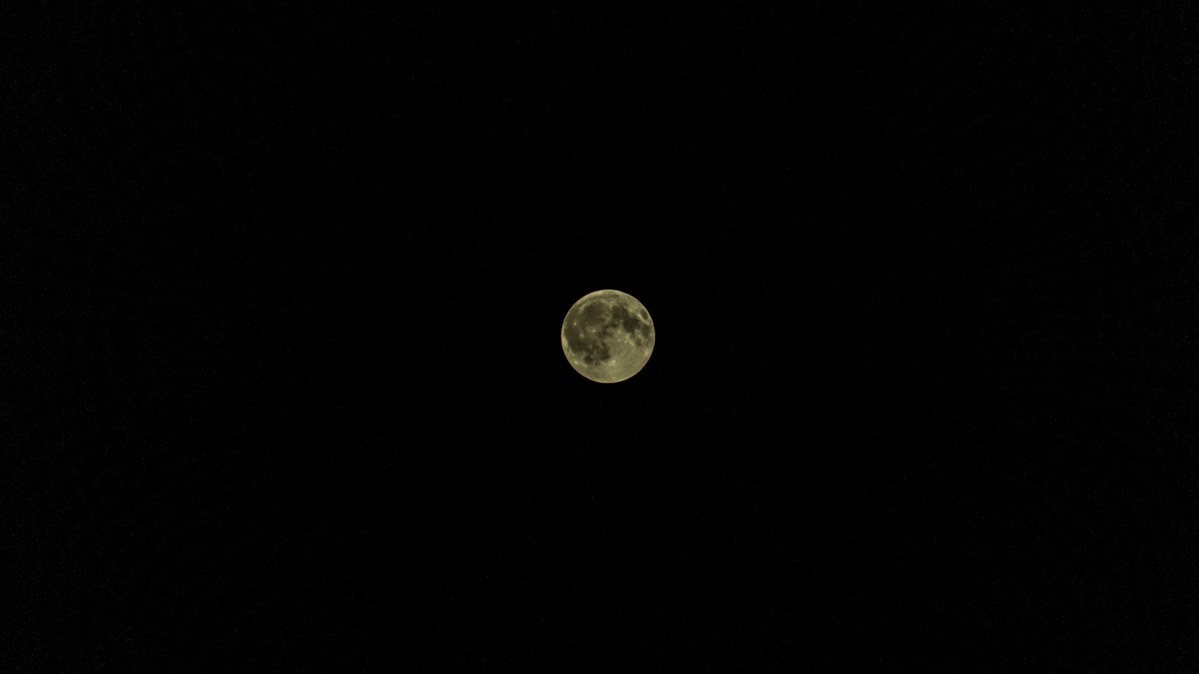 Full Moon in The Night Sky. Wallpaper in 3840x2160 Resolution