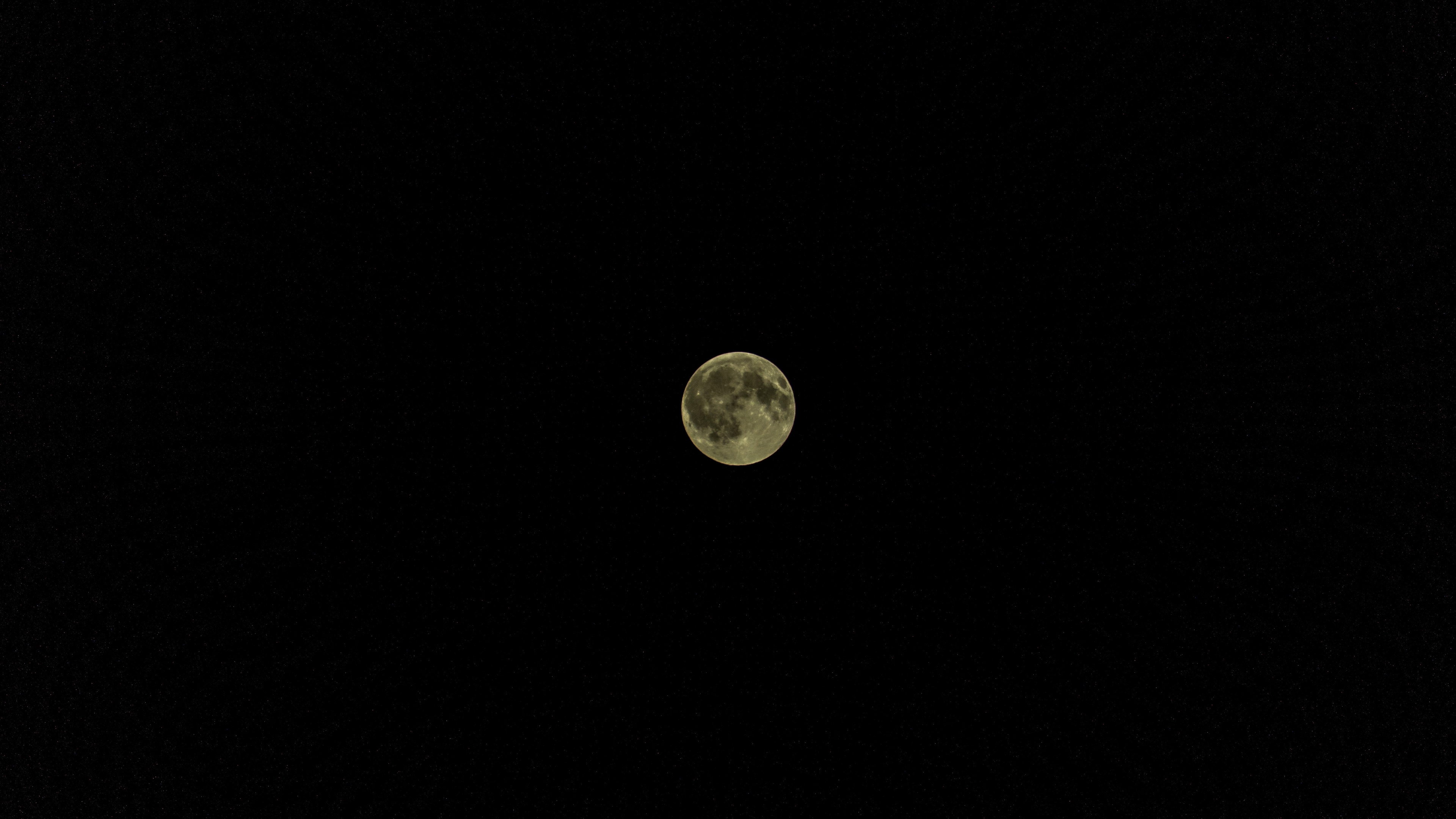 Vollmond am Nachthimmel. Wallpaper in 3840x2160 Resolution