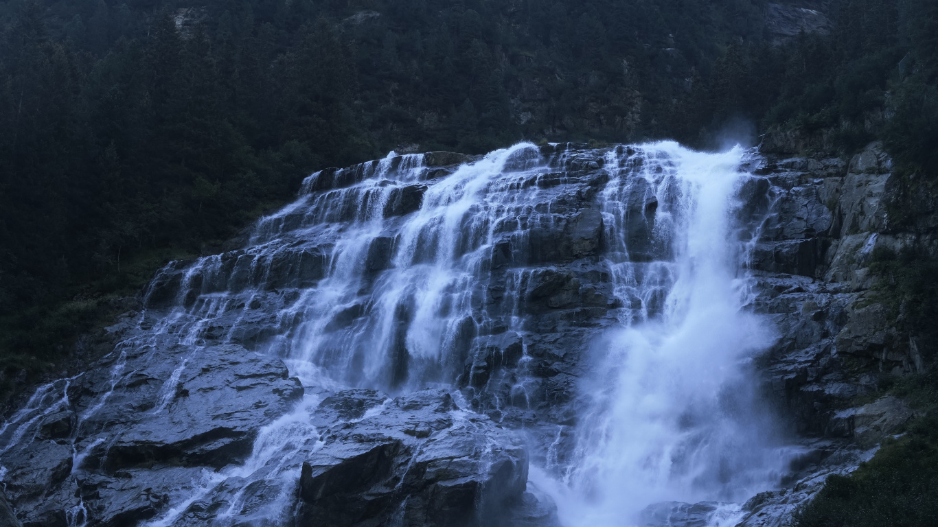 el Agua Cae en Blanco y Negro. Wallpaper in 1366x768 Resolution
