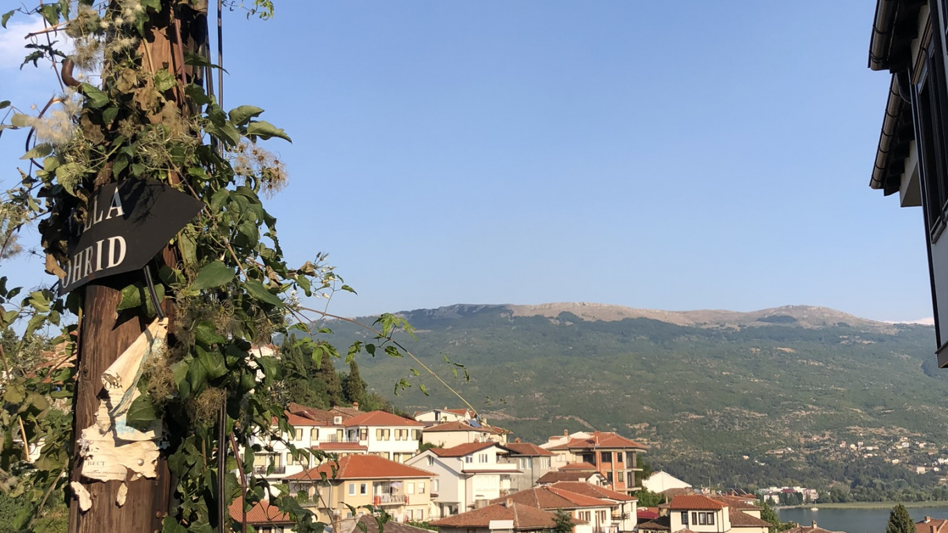 Inmueble, Ventana, Propiedad, Barrio, Zona Residencial. Wallpaper in 1366x768 Resolution