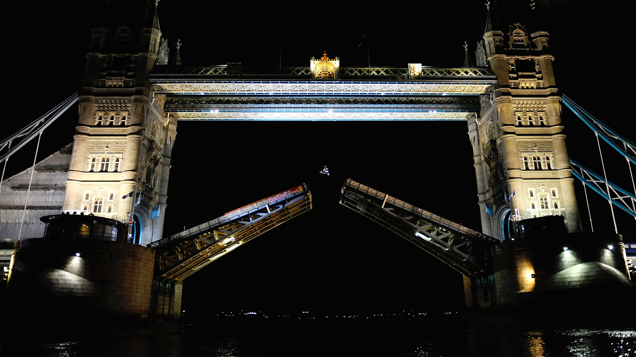 Pont en Béton Blanc et Marron Pendant la Nuit. Wallpaper in 2560x1440 Resolution