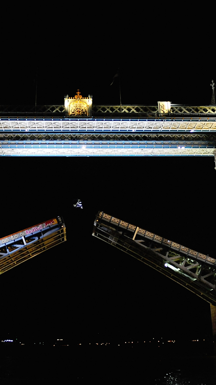Puente de Hormigón Blanco y Marrón Durante la Noche. Wallpaper in 750x1334 Resolution