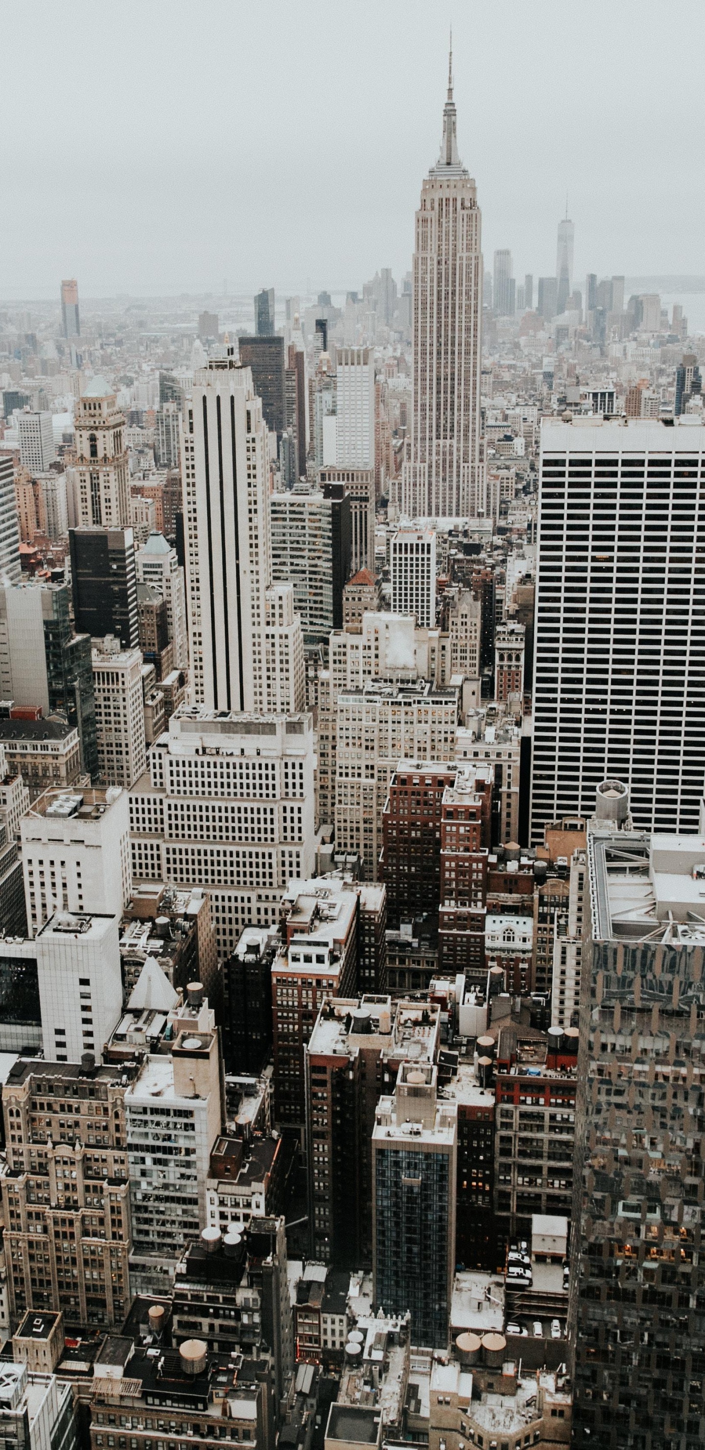 Vue Aérienne Des Bâtiments de la Ville Pendant la Journée. Wallpaper in 1440x2960 Resolution