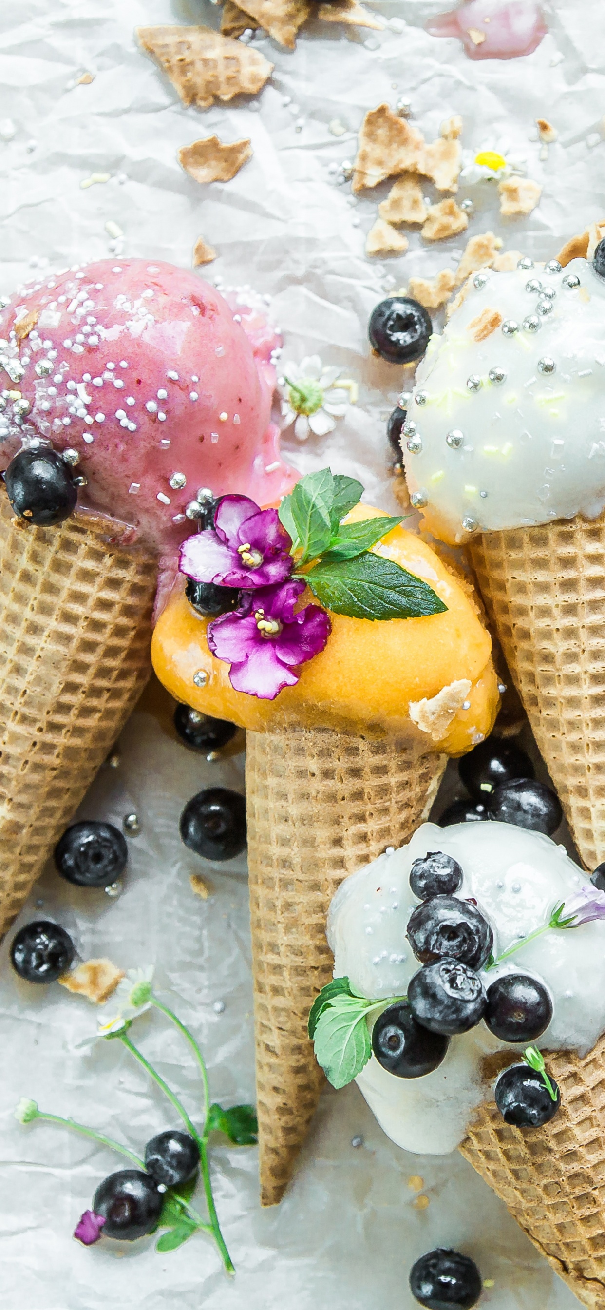 Cono de Helado Surtido Con Cono de Helado de Distintos Sabores. Wallpaper in 1242x2688 Resolution