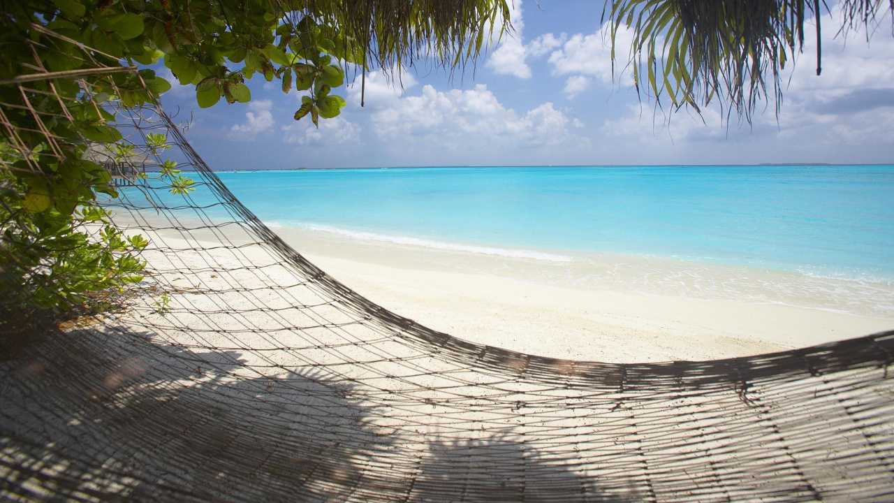 Weiße Hängematte am Strand Tagsüber. Wallpaper in 1280x720 Resolution