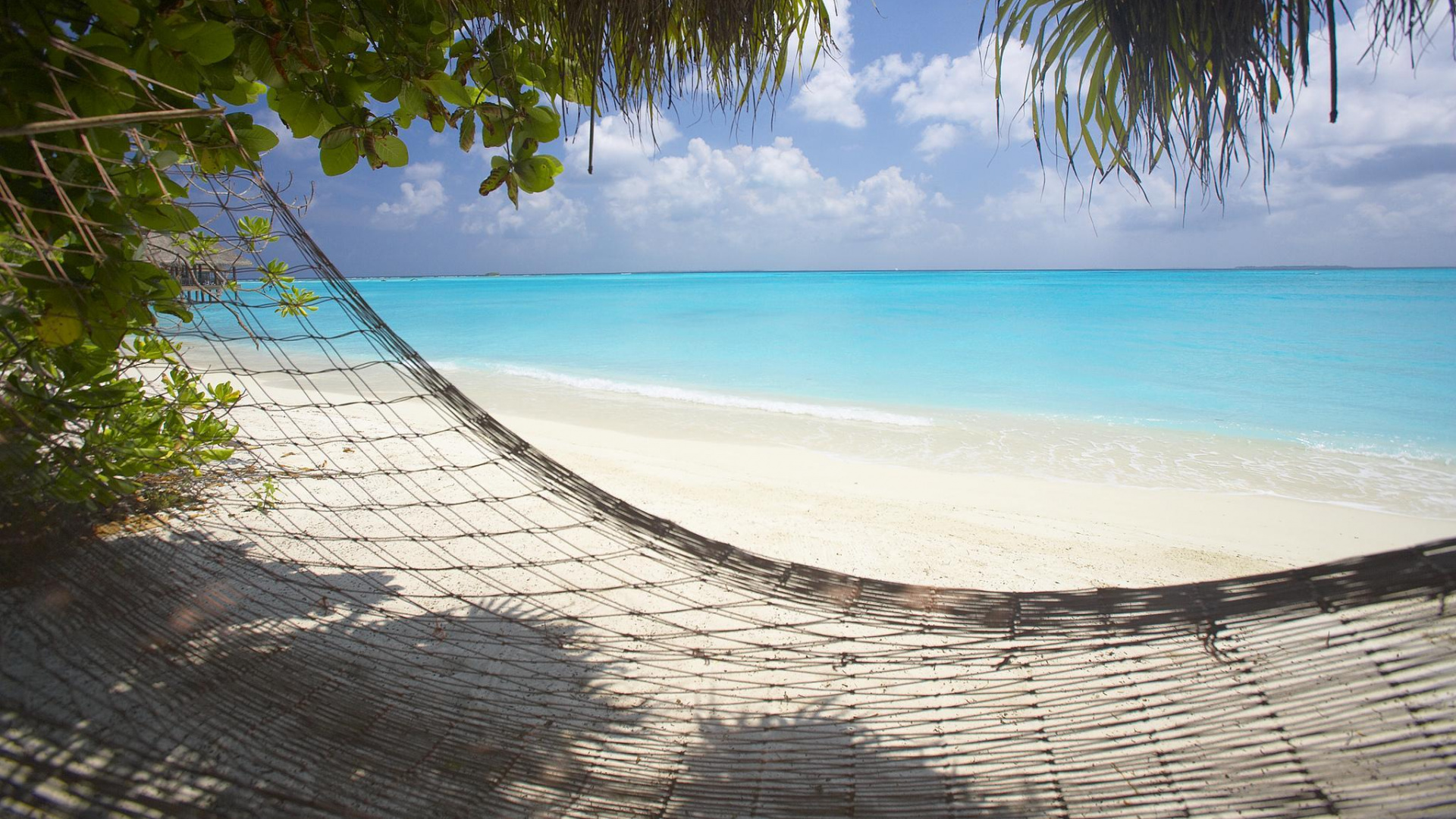 Weiße Hängematte am Strand Tagsüber. Wallpaper in 1920x1080 Resolution
