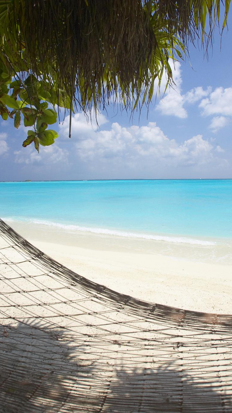 Weiße Hängematte am Strand Tagsüber. Wallpaper in 750x1334 Resolution