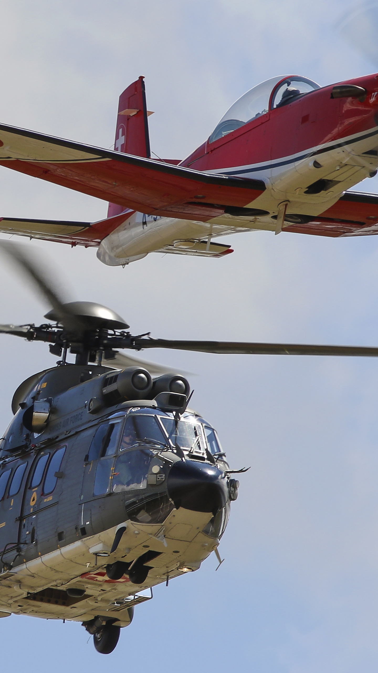 Rot-weißes Flugzeug am Himmel. Wallpaper in 1440x2560 Resolution