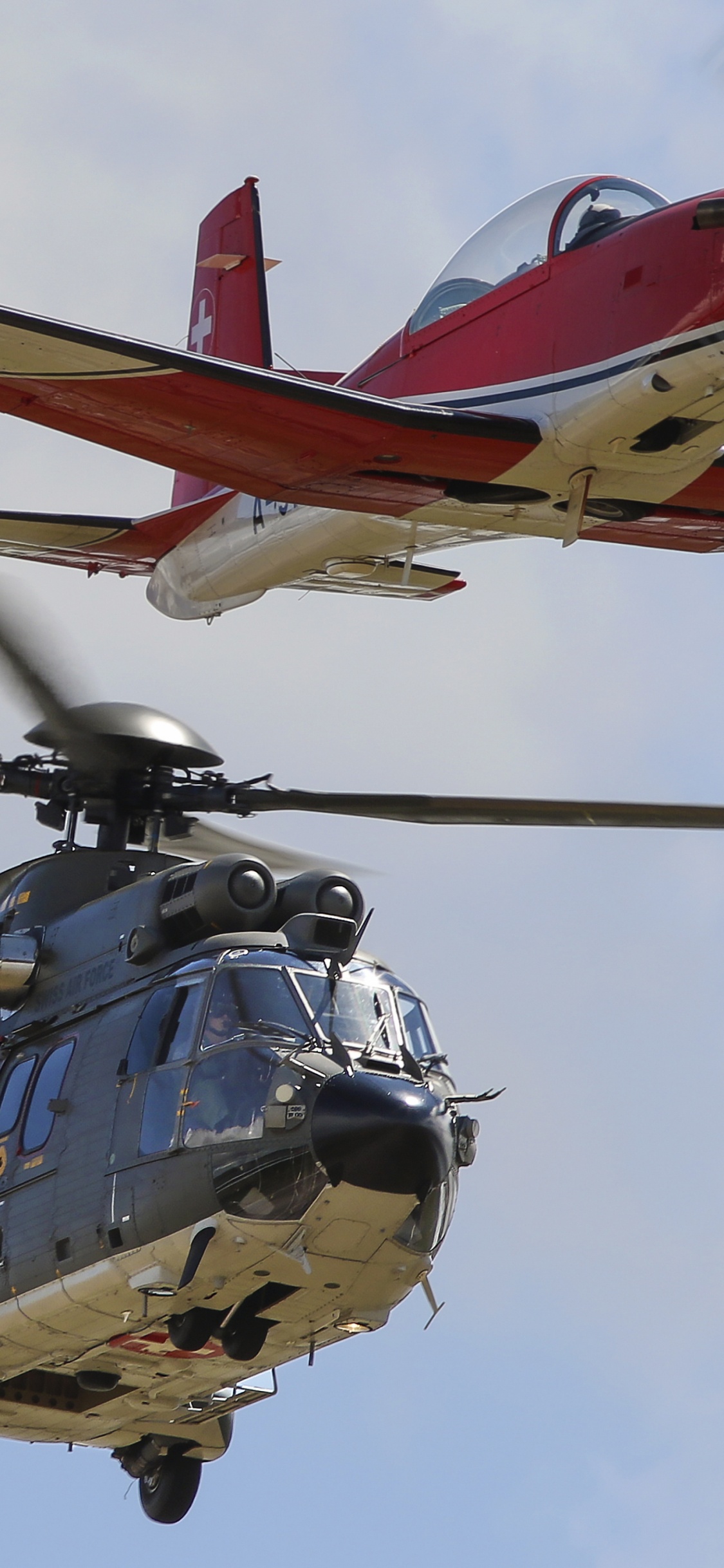 Avion Rouge et Blanc Dans le Ciel. Wallpaper in 1125x2436 Resolution