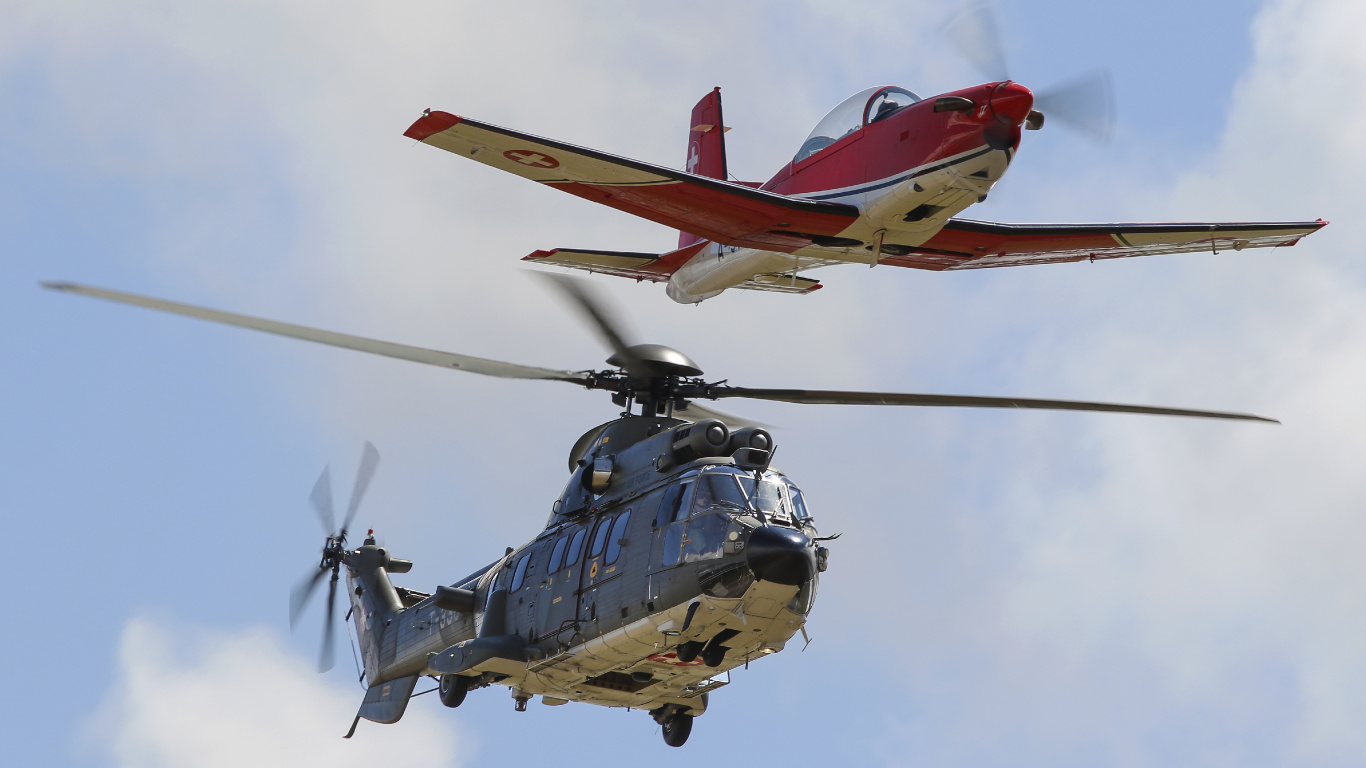 Avion Rouge et Blanc Dans le Ciel. Wallpaper in 1366x768 Resolution