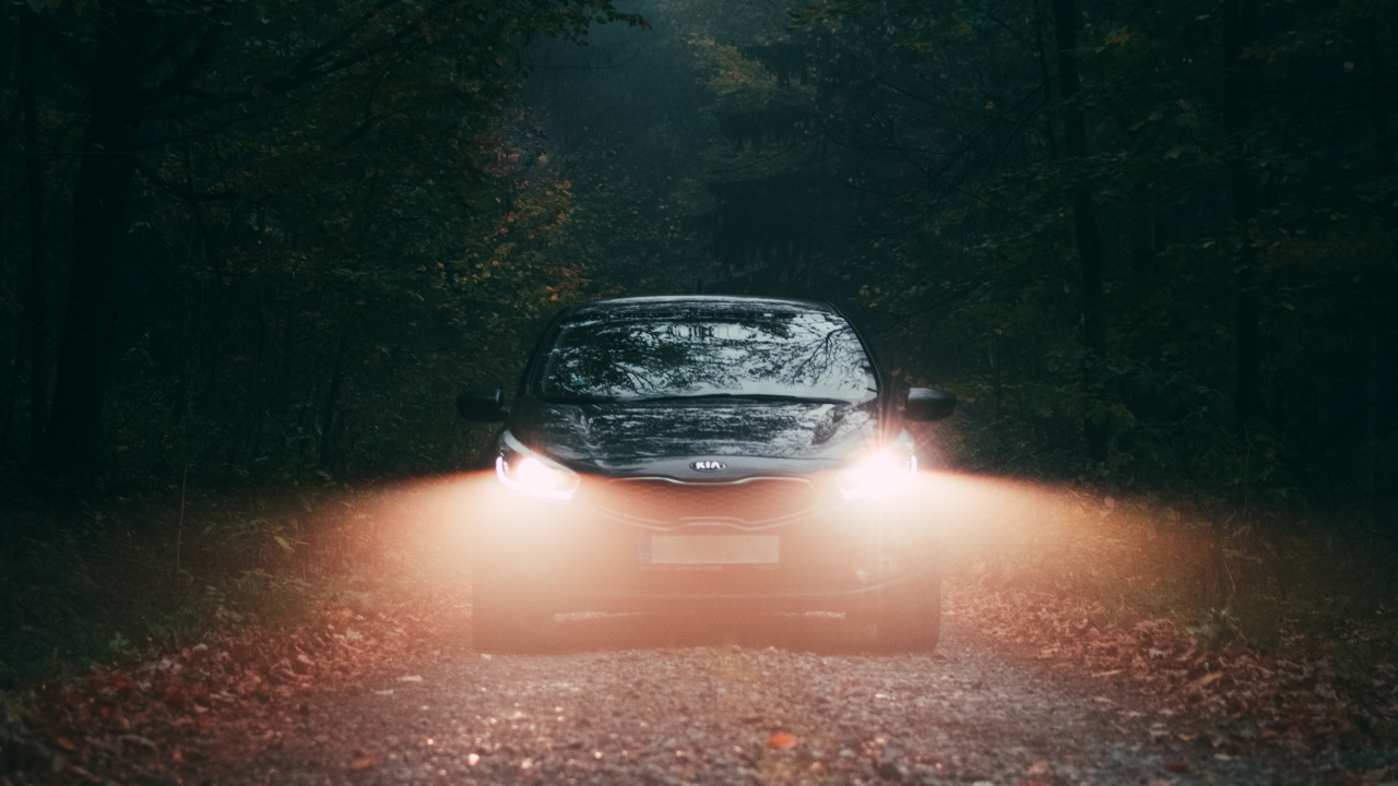 Voiture Noire Sur Route Entre Les Arbres Pendant la Journée. Wallpaper in 1280x720 Resolution