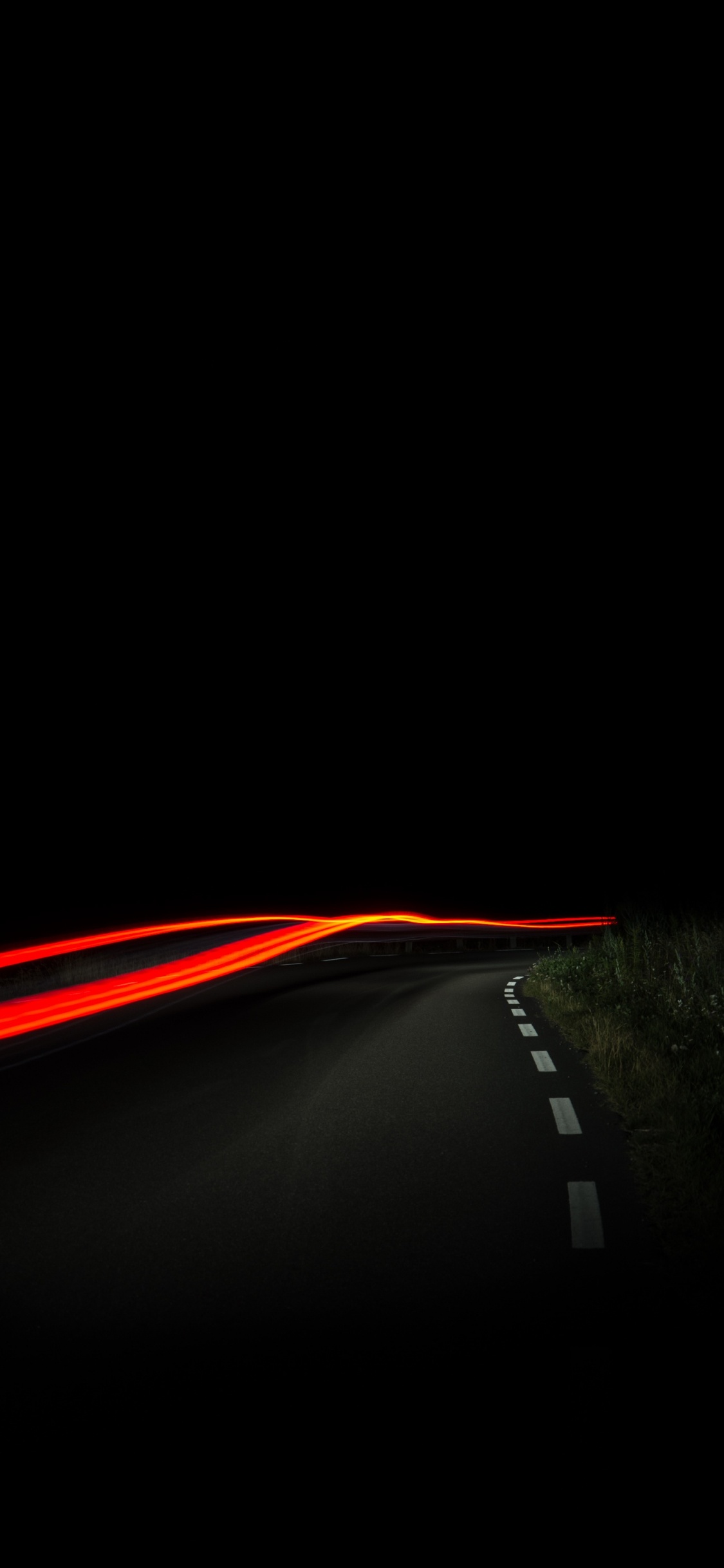 Rotes Licht Auf Schwarzer Asphaltstraße. Wallpaper in 1125x2436 Resolution