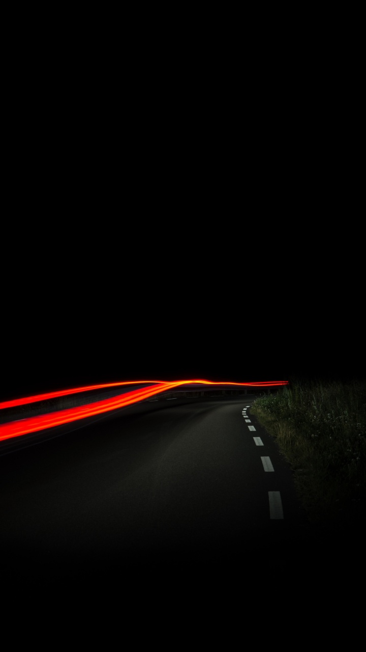 Rotes Licht Auf Schwarzer Asphaltstraße. Wallpaper in 720x1280 Resolution