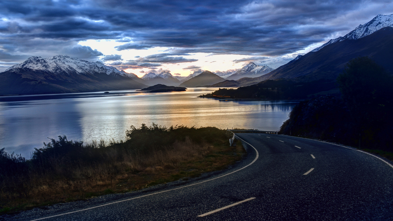 Route en Béton Gris Près du Lac Sous Des Nuages Blancs et un Ciel Bleu Pendant la Journée. Wallpaper in 1280x720 Resolution
