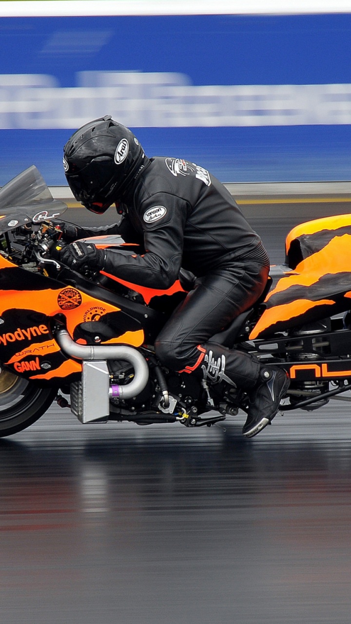 Hombre de Chaqueta Negra Montando Bicicleta Deportiva Naranja. Wallpaper in 720x1280 Resolution