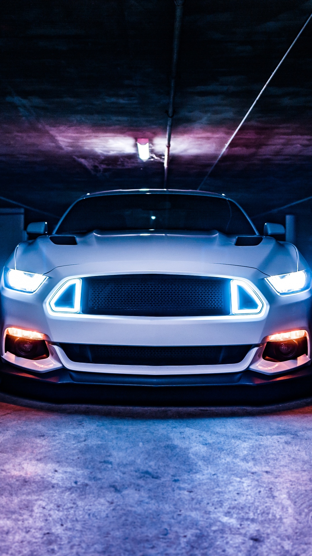 Coche Bmw Blanco en un Estacionamiento. Wallpaper in 1080x1920 Resolution