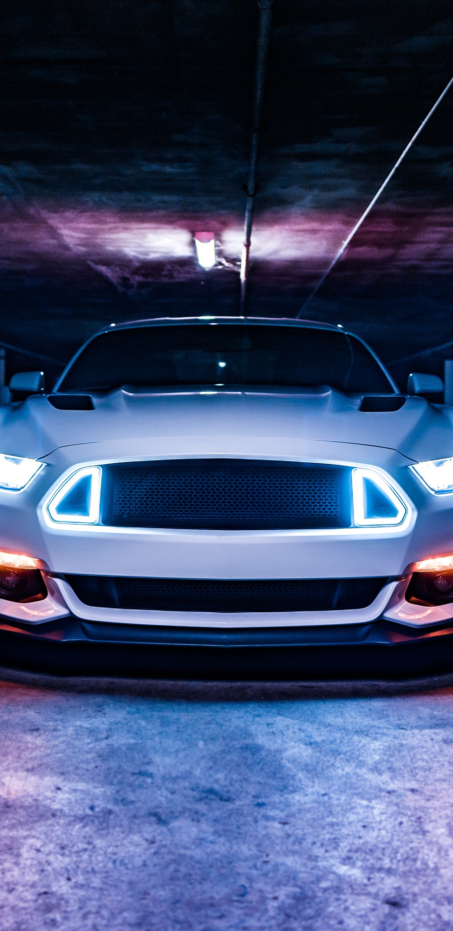 Weißes Bmw Auto Auf Einem Parkplatz. Wallpaper in 1440x2960 Resolution