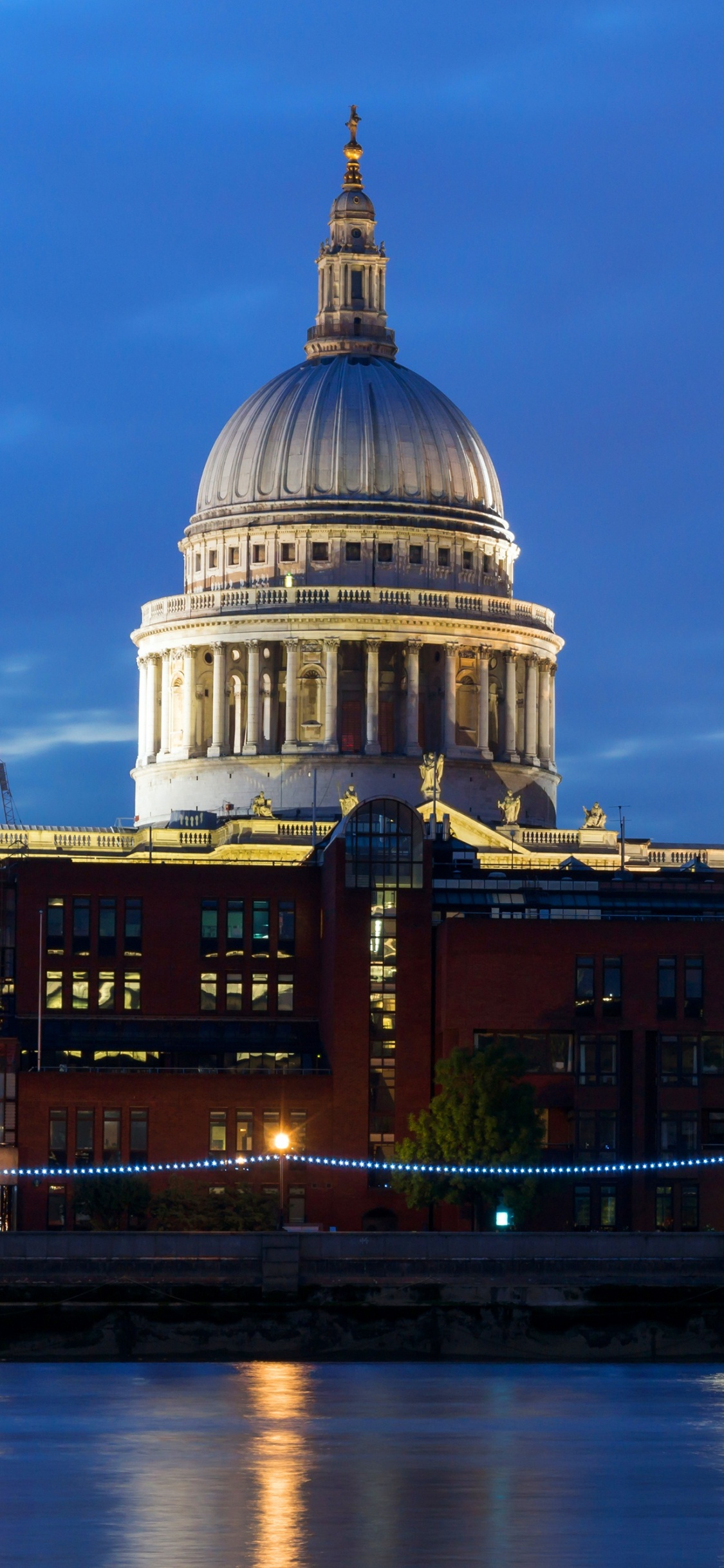 Weiße Kuppel in Der Nähe Der Brücke Während Der Nachtzeit. Wallpaper in 1125x2436 Resolution