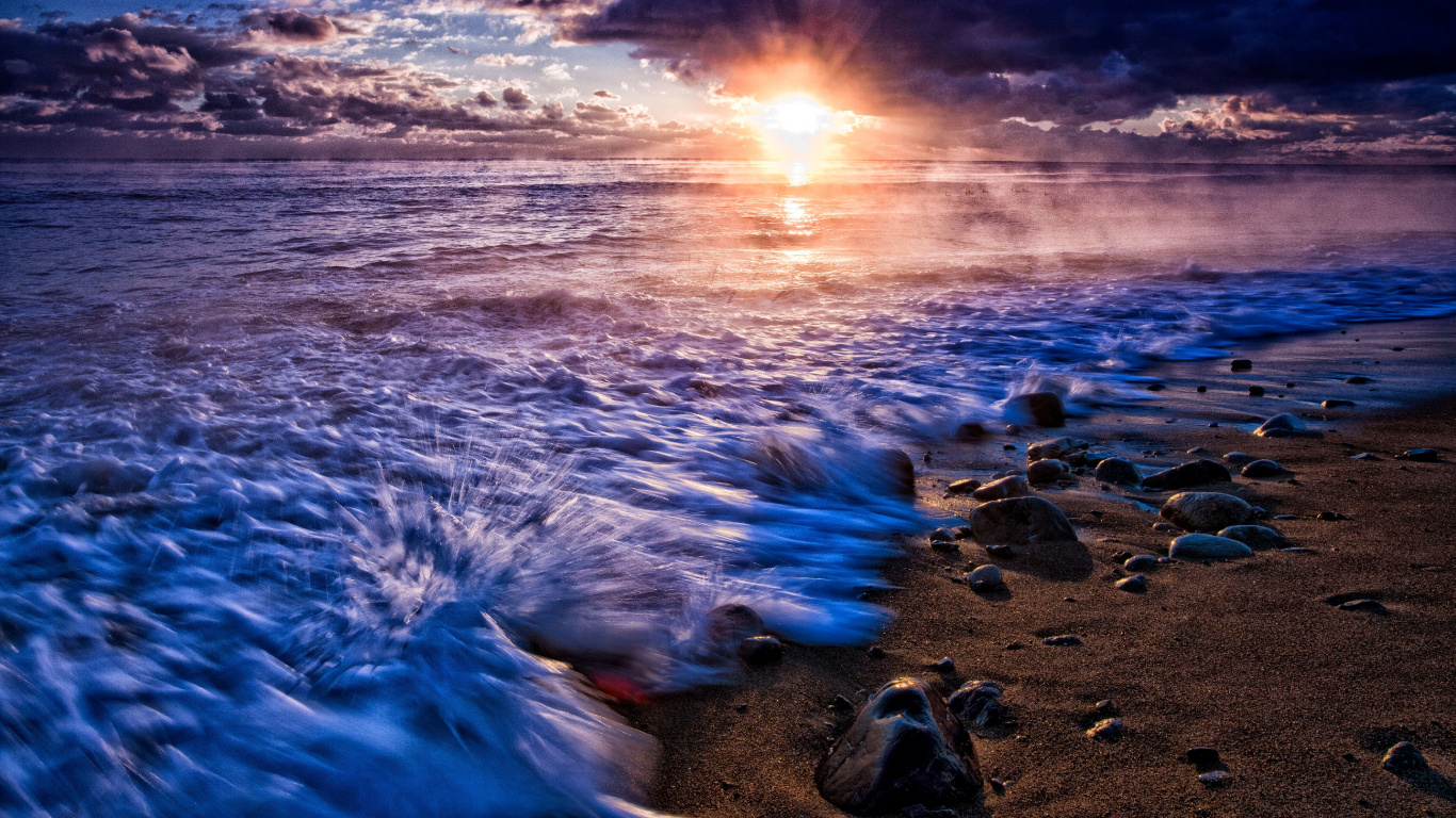 Vagues de la Mer se Brisant Sur le Rivage Pendant le Coucher du Soleil. Wallpaper in 1366x768 Resolution
