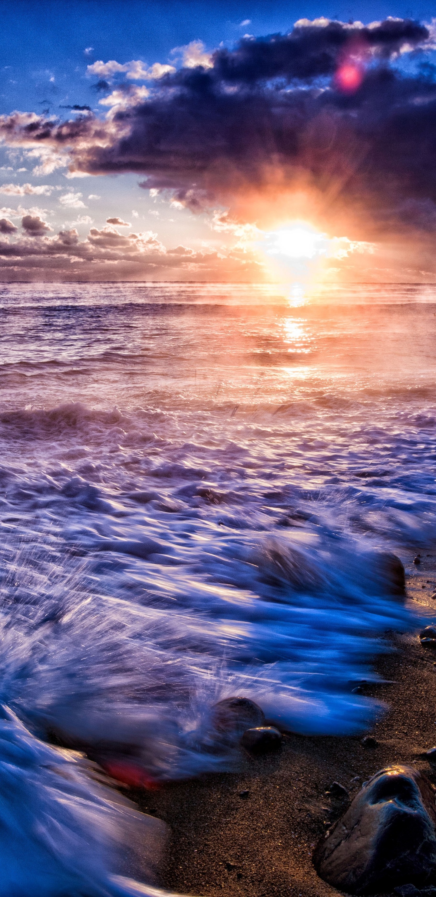 Vagues de la Mer se Brisant Sur le Rivage Pendant le Coucher du Soleil. Wallpaper in 1440x2960 Resolution