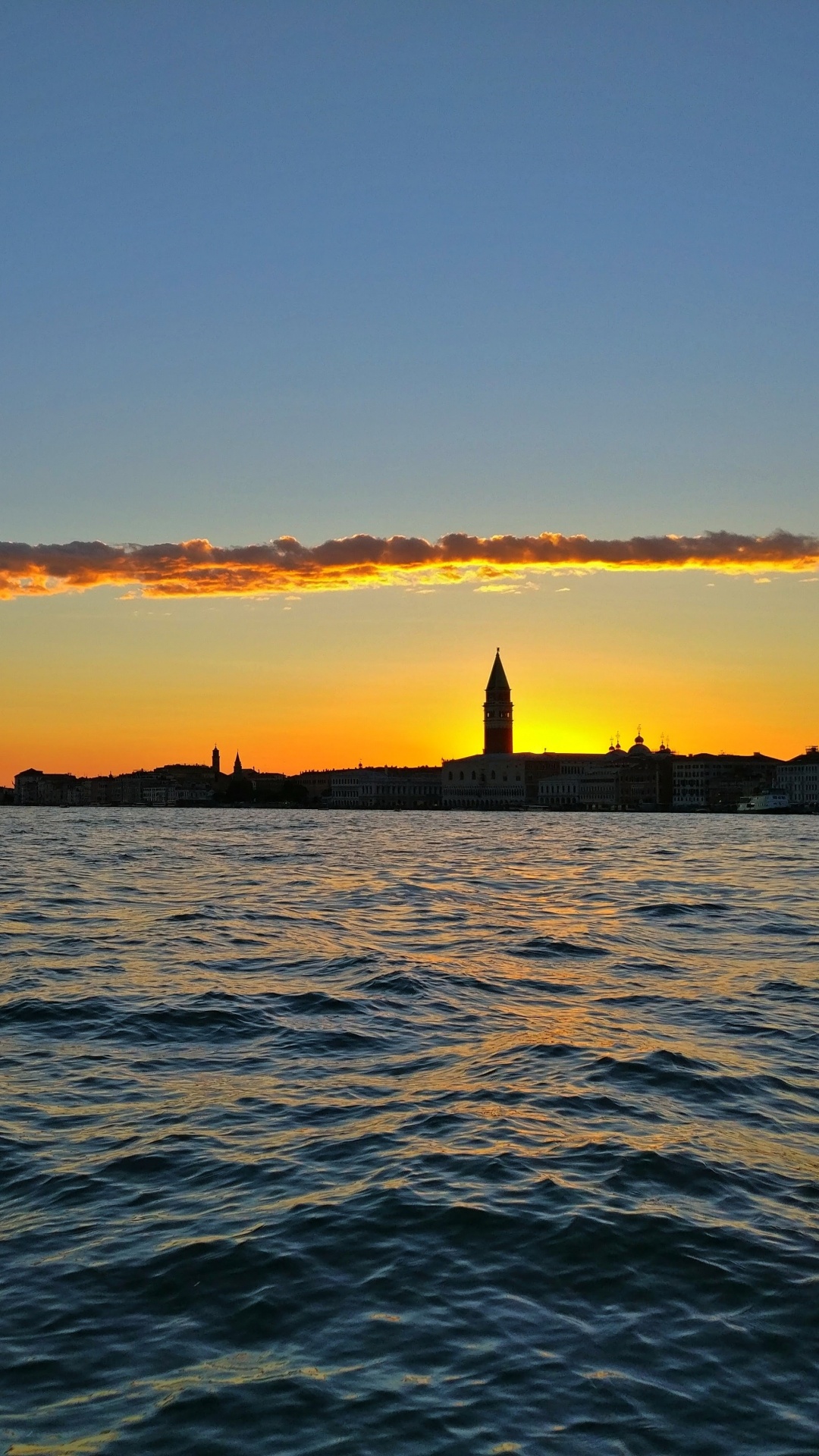 Silhouette de Personnes Montant Sur un Bateau Pendant le Coucher du Soleil. Wallpaper in 1080x1920 Resolution