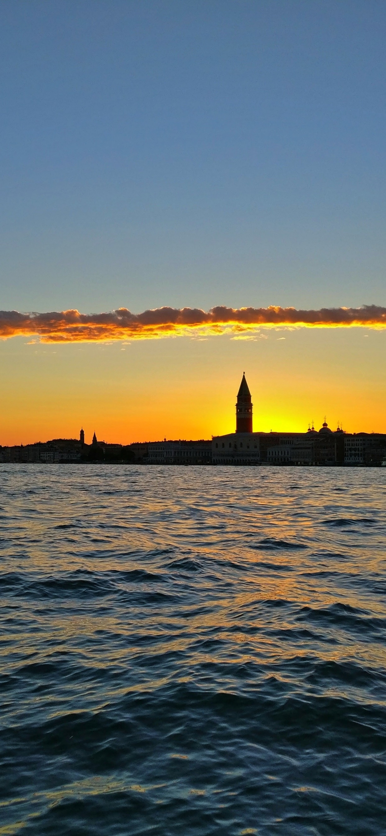 Silhouette de Personnes Montant Sur un Bateau Pendant le Coucher du Soleil. Wallpaper in 1242x2688 Resolution