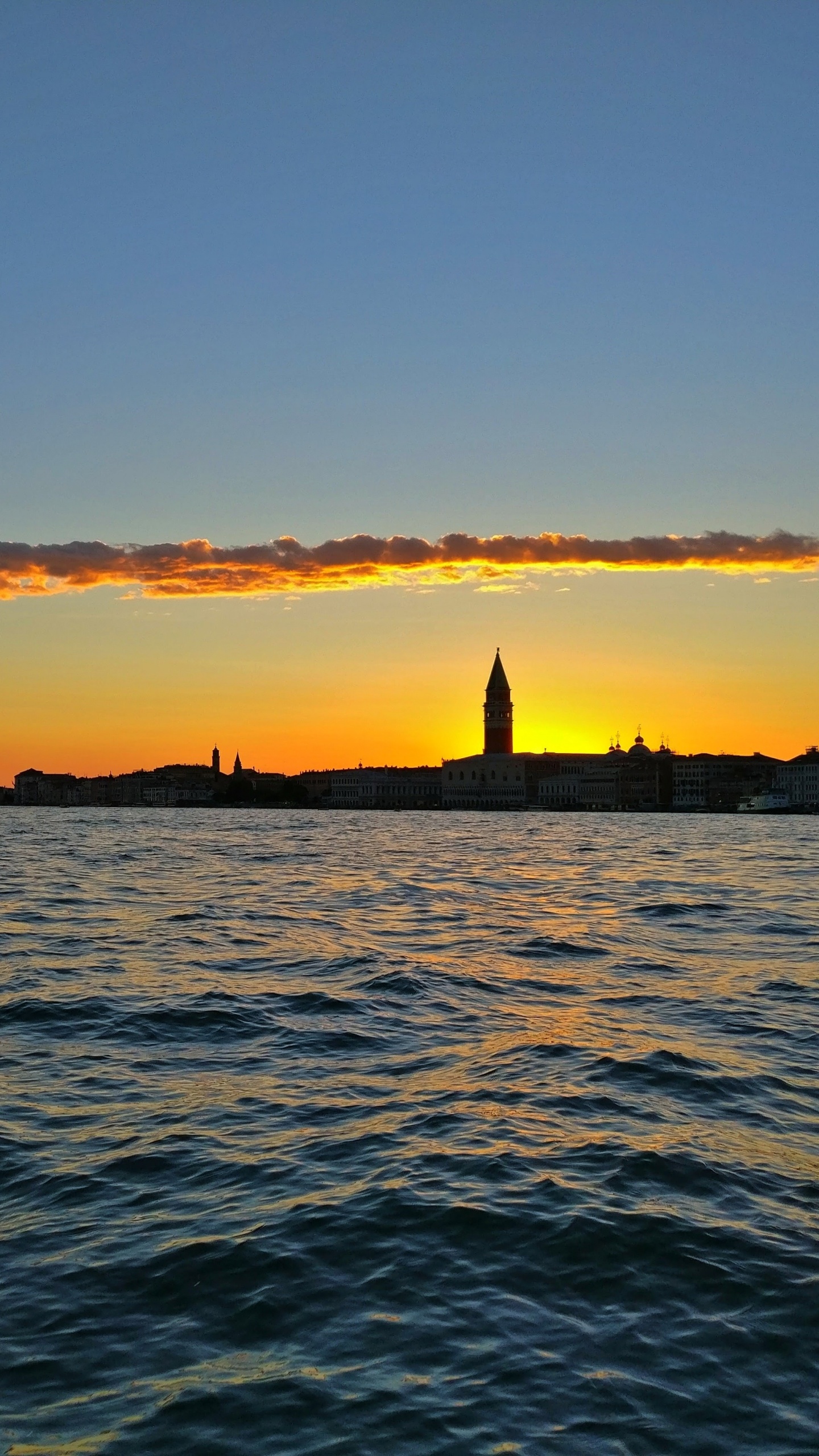 Silhouette de Personnes Montant Sur un Bateau Pendant le Coucher du Soleil. Wallpaper in 1440x2560 Resolution