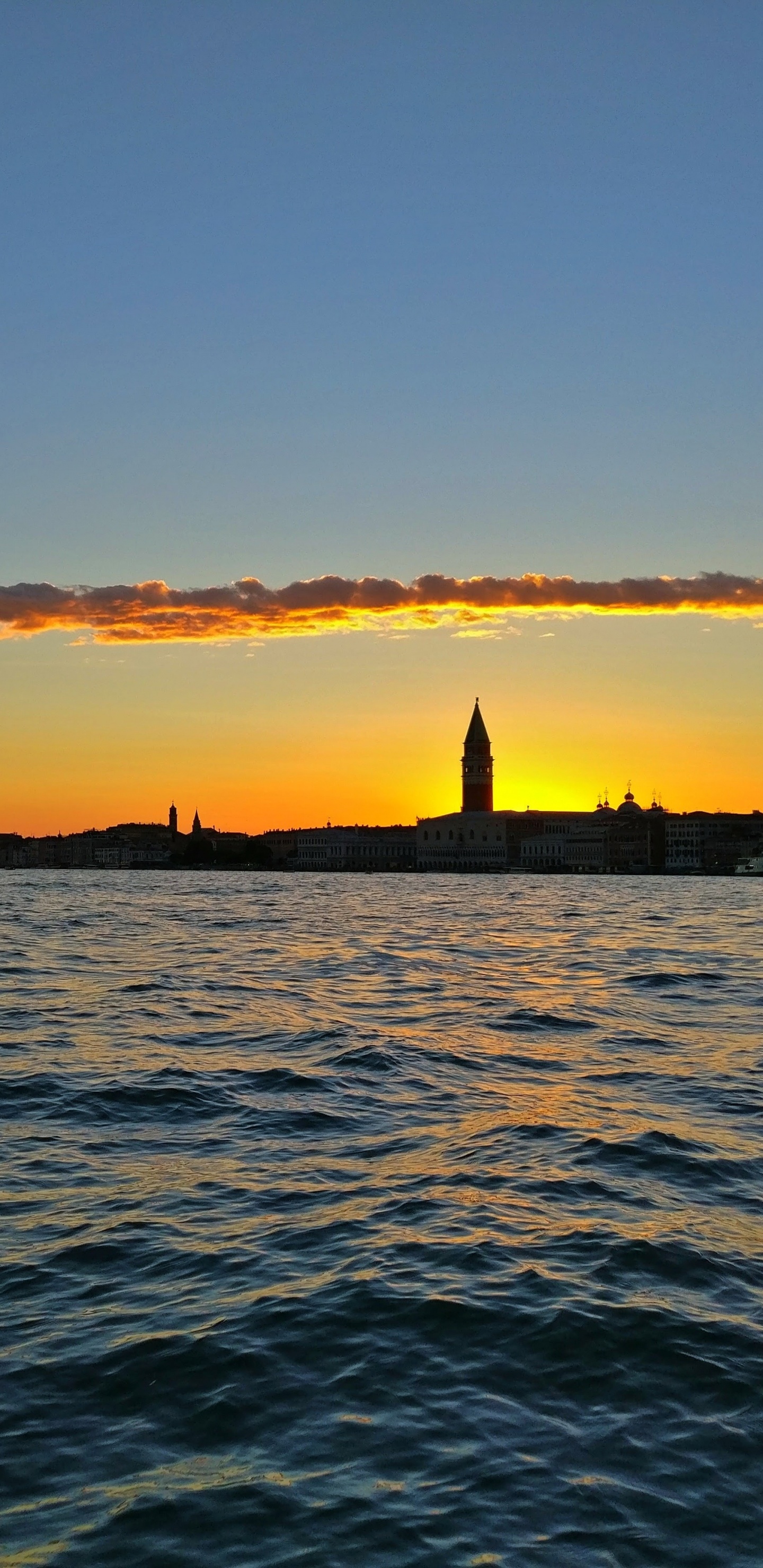 Silhouette de Personnes Montant Sur un Bateau Pendant le Coucher du Soleil. Wallpaper in 1440x2960 Resolution