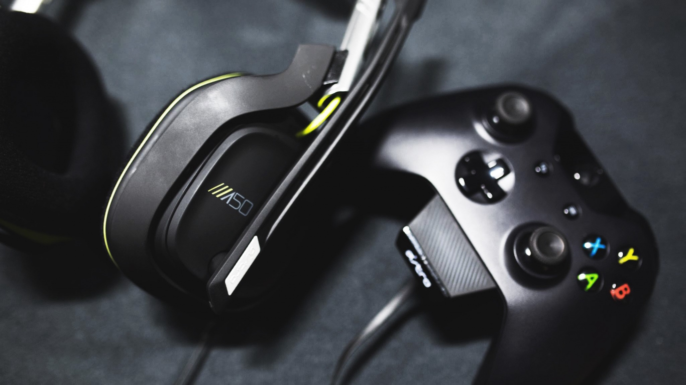 Black and Green Gaming Mouse. Wallpaper in 1366x768 Resolution