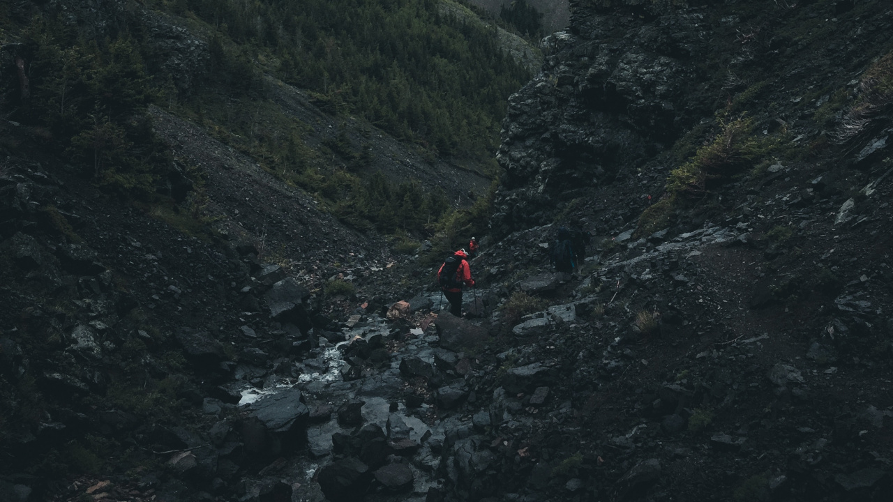 Leute, Die Tagsüber Auf Den Berg Gehen. Wallpaper in 1280x720 Resolution