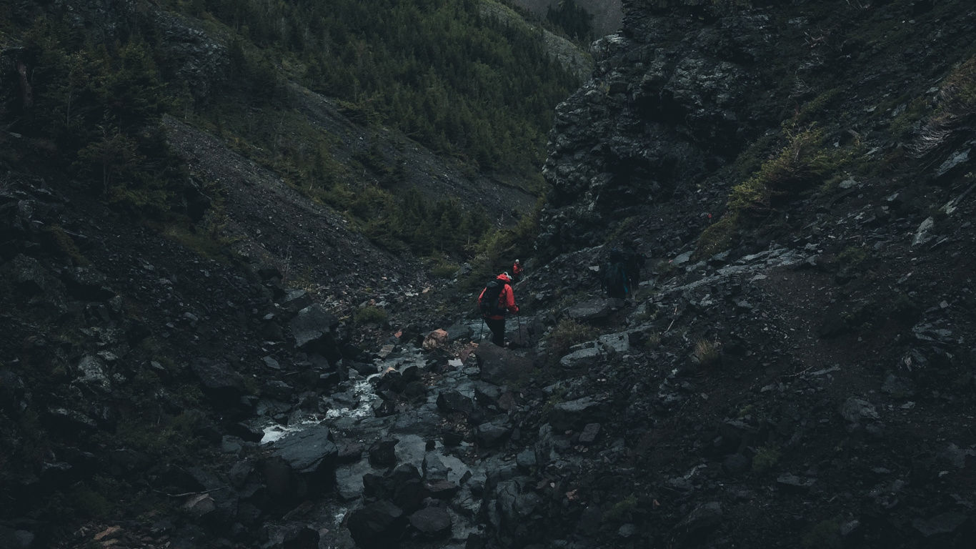 Gente Caminando en la Montaña Durante el Día.. Wallpaper in 1366x768 Resolution