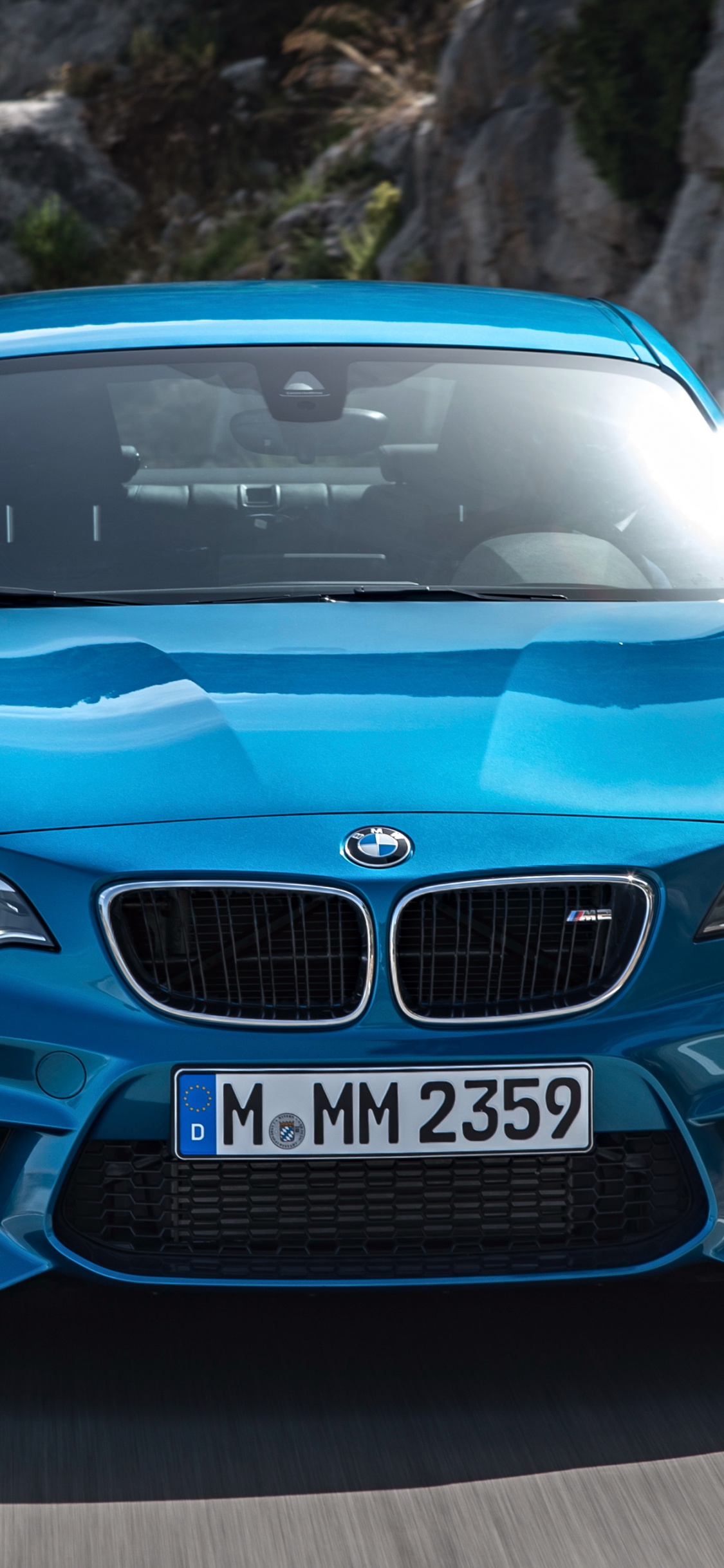 Blauer Bmw m 3 Tagsüber Unterwegs. Wallpaper in 1125x2436 Resolution