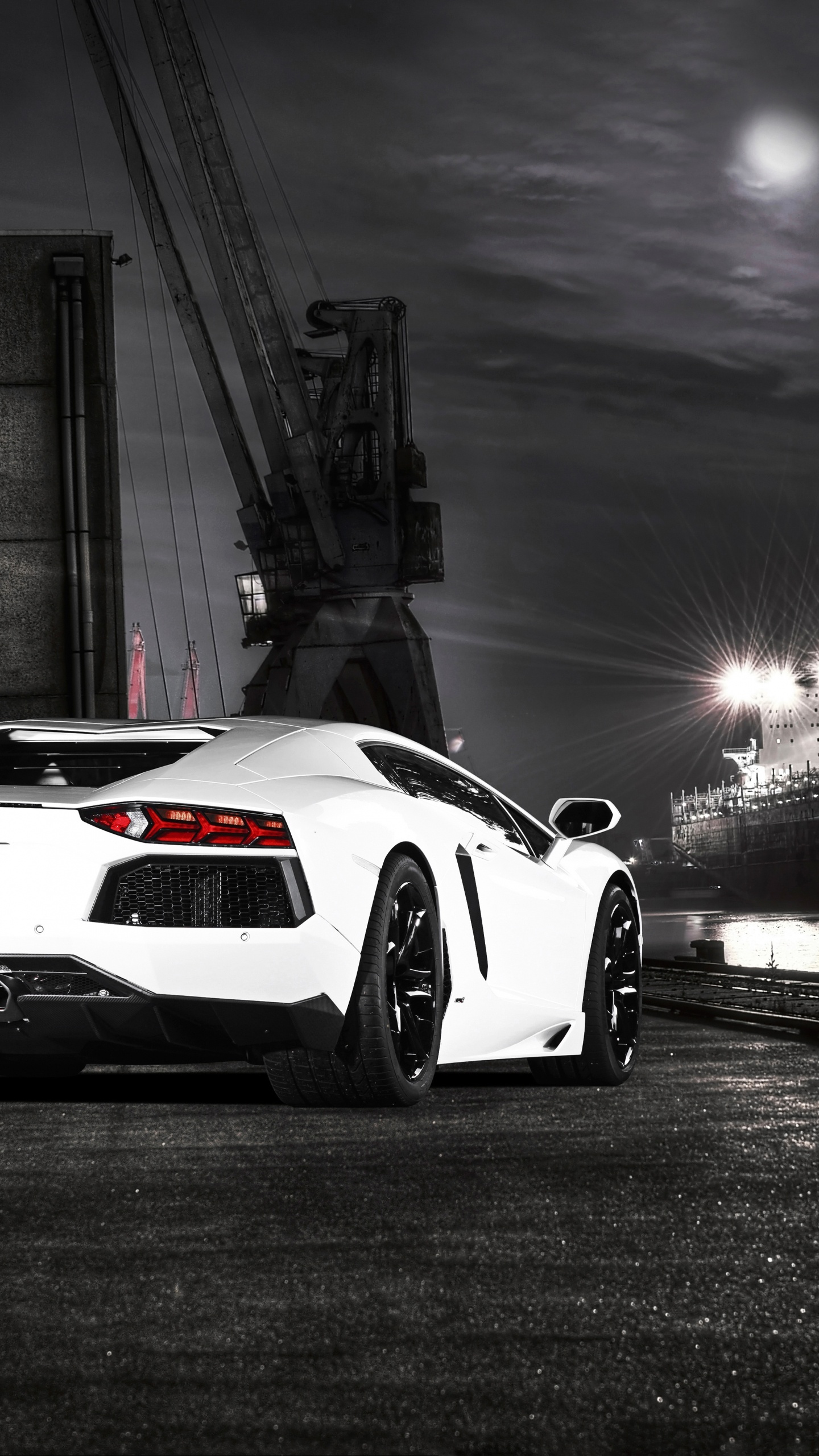 Porsche 911 Blanche Sur Route Pendant la Nuit. Wallpaper in 1440x2560 Resolution