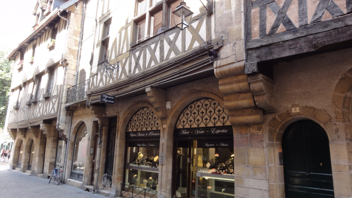 Edificio de Hormigón Marrón y Blanco Durante el Día.. Wallpaper in 1366x768 Resolution