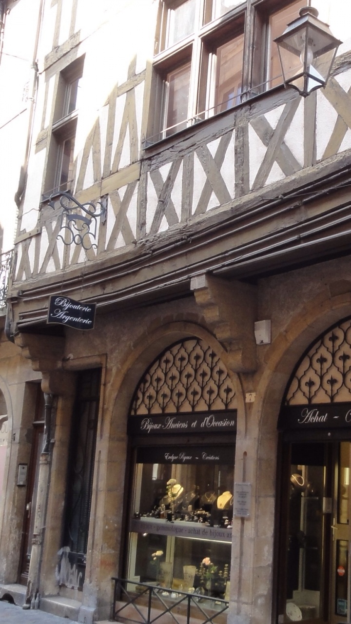 Tagsüber Braunes Und Weißes Betongebäude. Wallpaper in 720x1280 Resolution