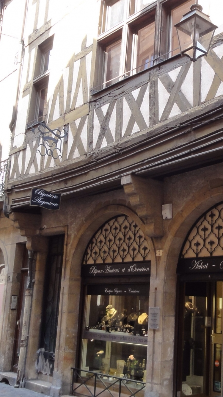 Tagsüber Braunes Und Weißes Betongebäude. Wallpaper in 750x1334 Resolution