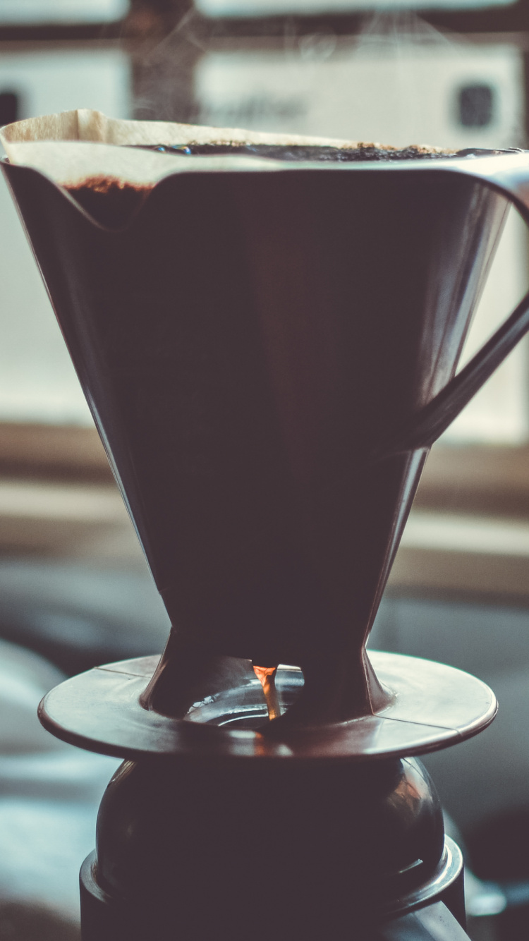 Tasse en Verre Clair Avec Liquide Marron Sur Soucoupe en Céramique Blanche. Wallpaper in 750x1334 Resolution