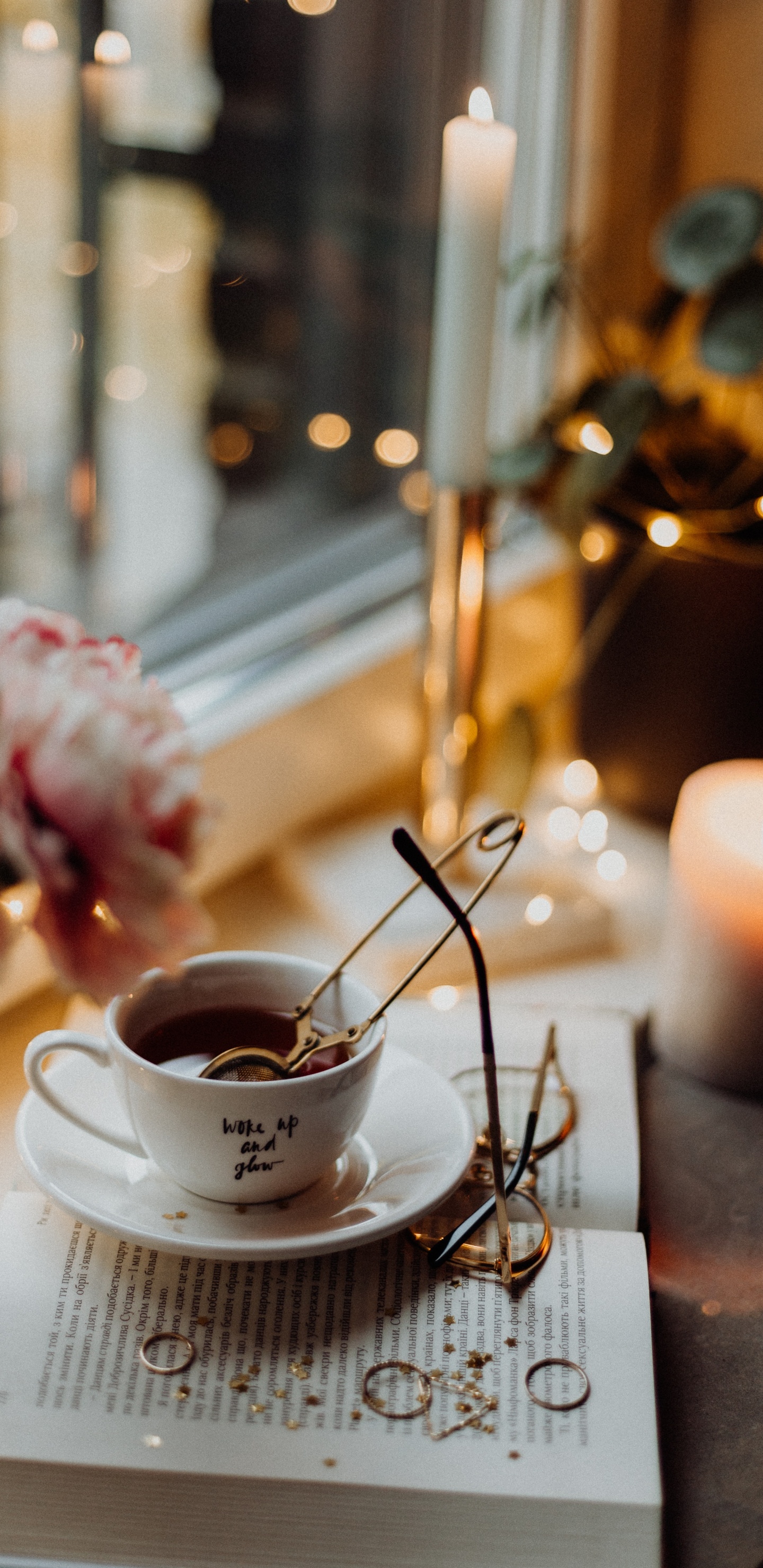 Teetasse Aus Weißer Keramik Auf Untertasse Mit Silbernem Löffel. Wallpaper in 1440x2960 Resolution