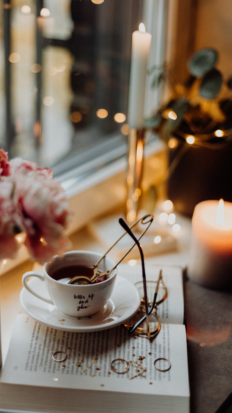 Teetasse Aus Weißer Keramik Auf Untertasse Mit Silbernem Löffel. Wallpaper in 750x1334 Resolution